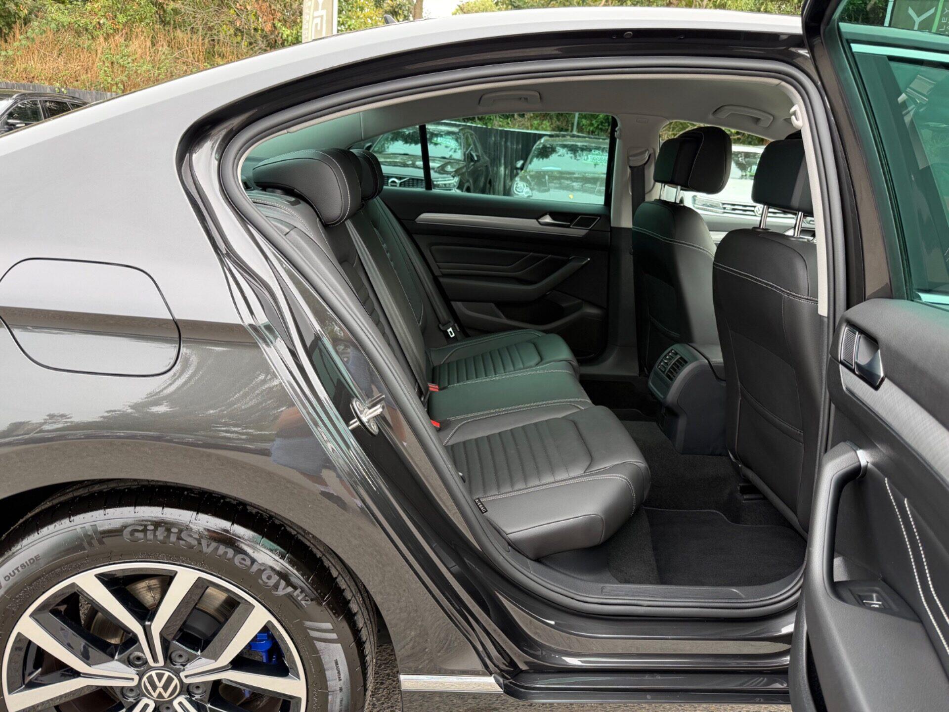 Volkswagen Passat view 26