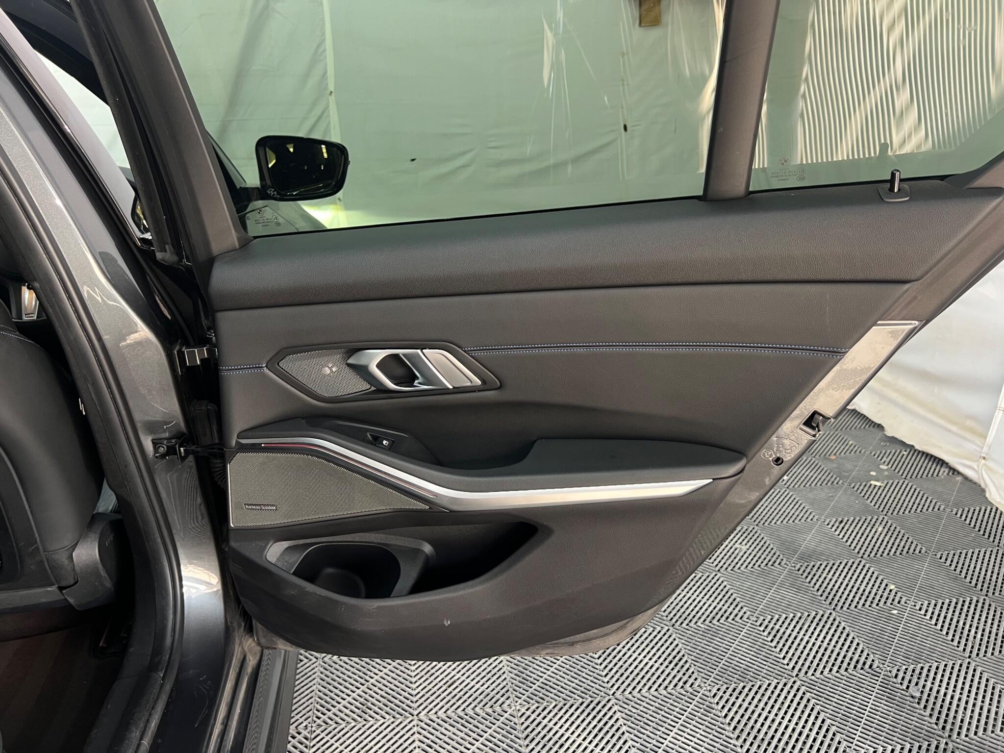 BMW 3 Series view 30