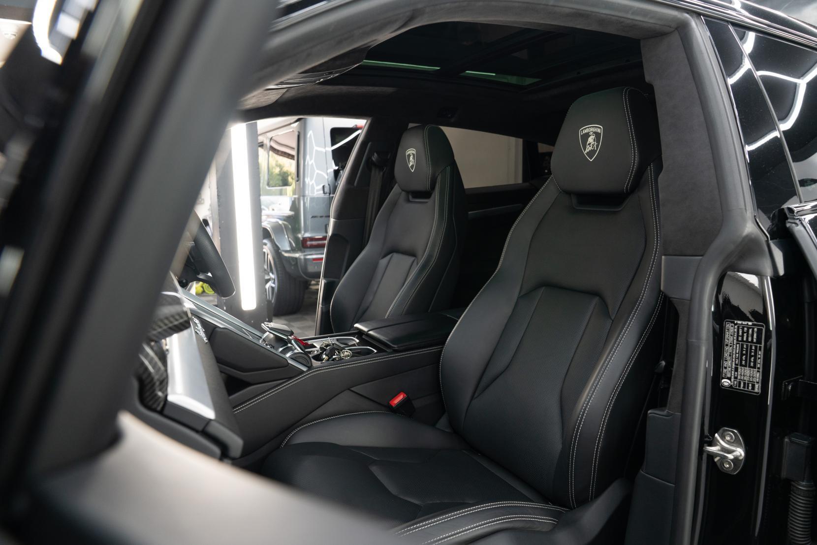 Lamborghini Urus view 7