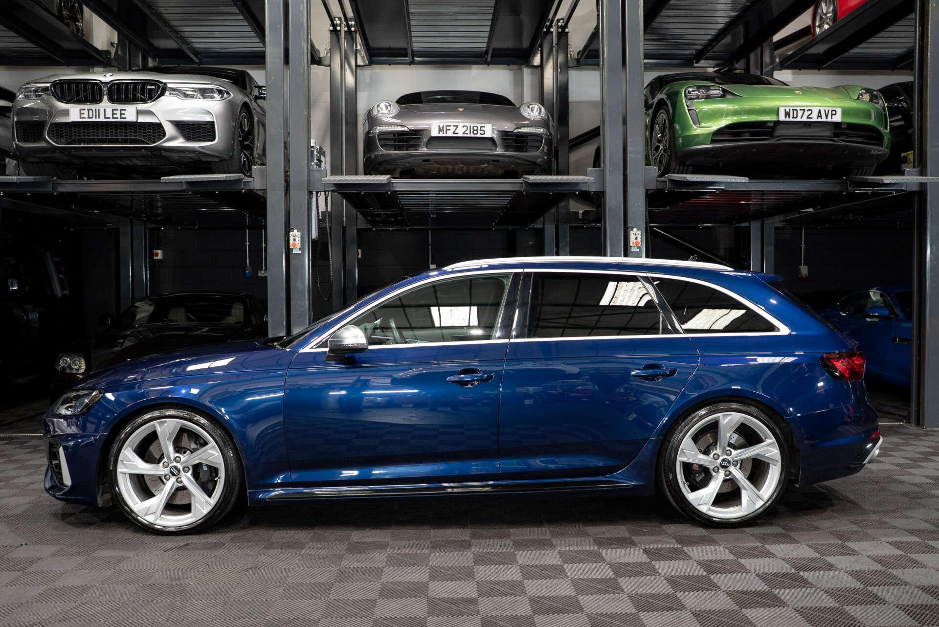 Audi RS4 Avant view 9