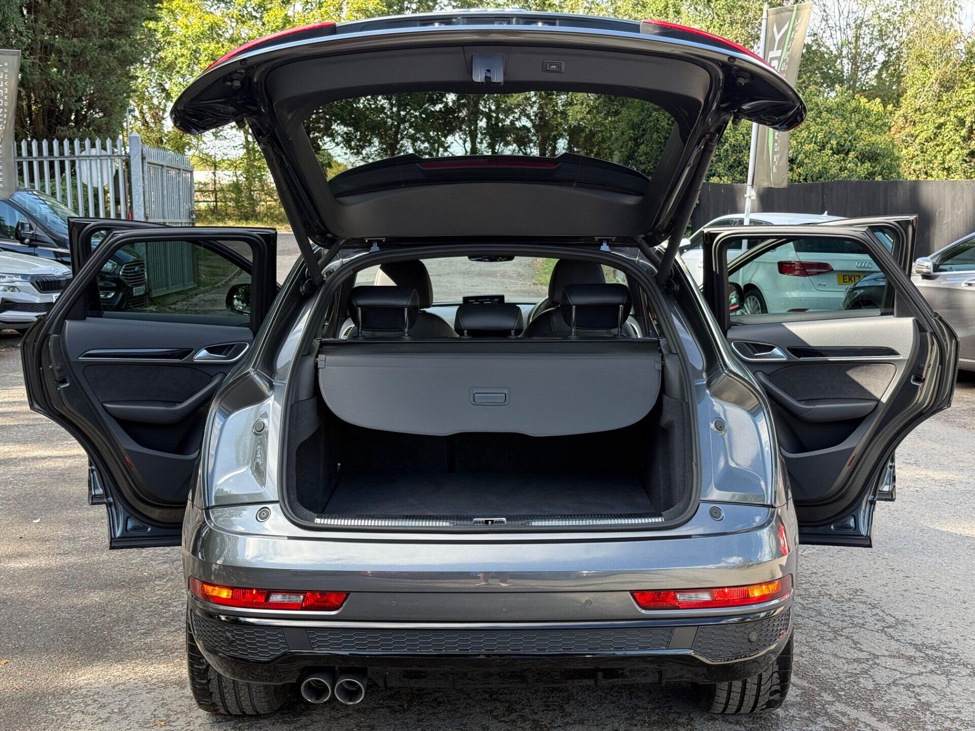 Audi Q3 view 21