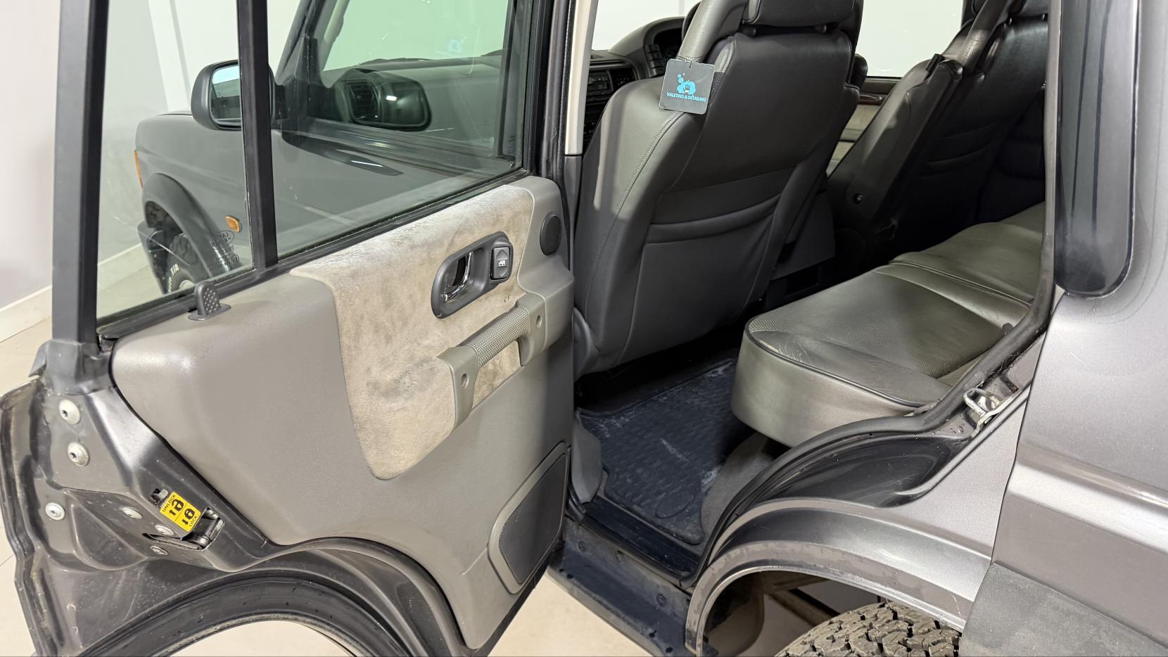 Land Rover Discovery 4 view 14