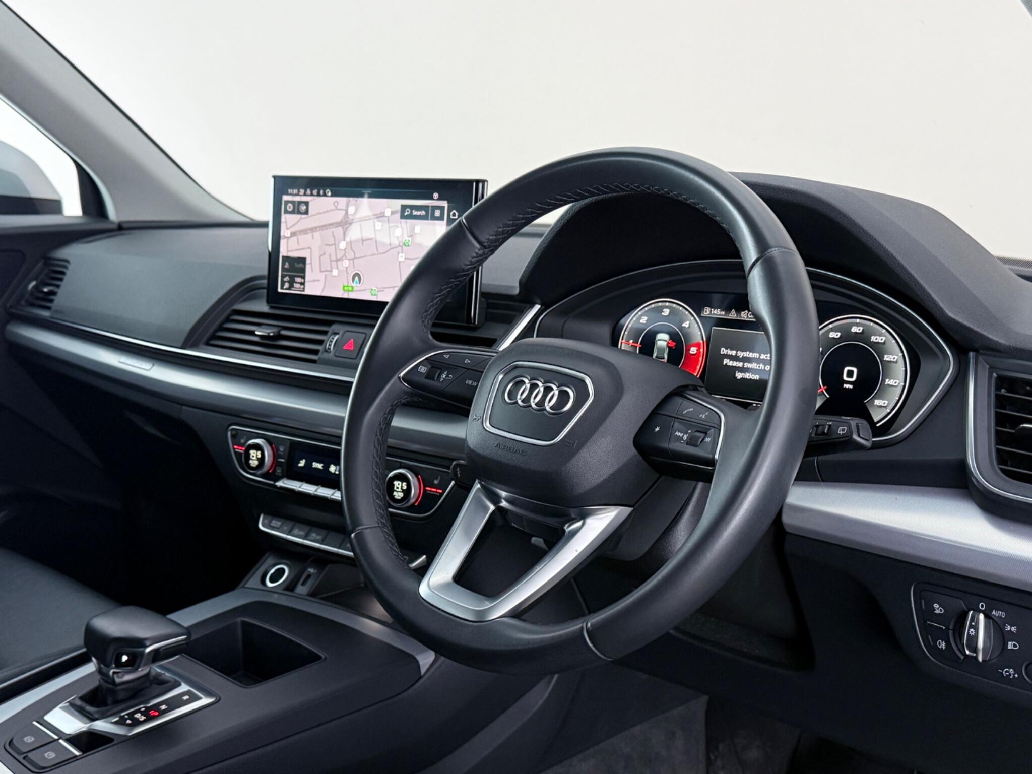 Audi Q5 view 3