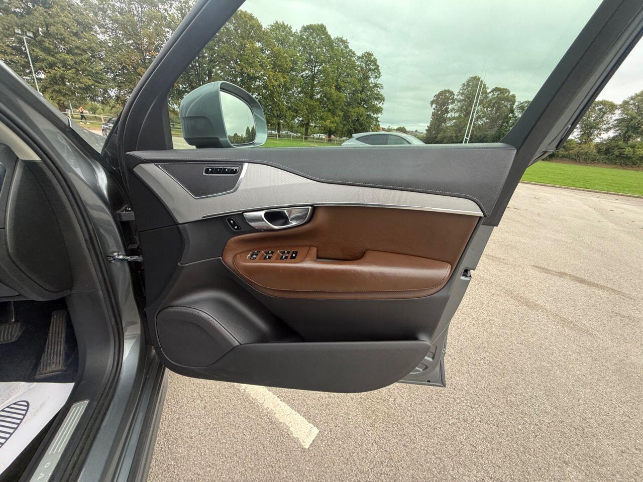 Volvo XC90 view 60