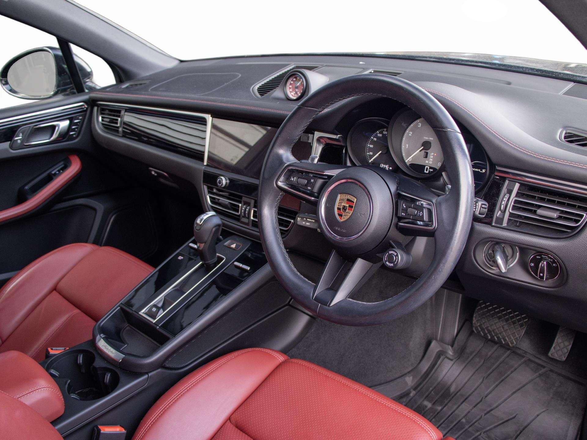 Porsche Macan view 13