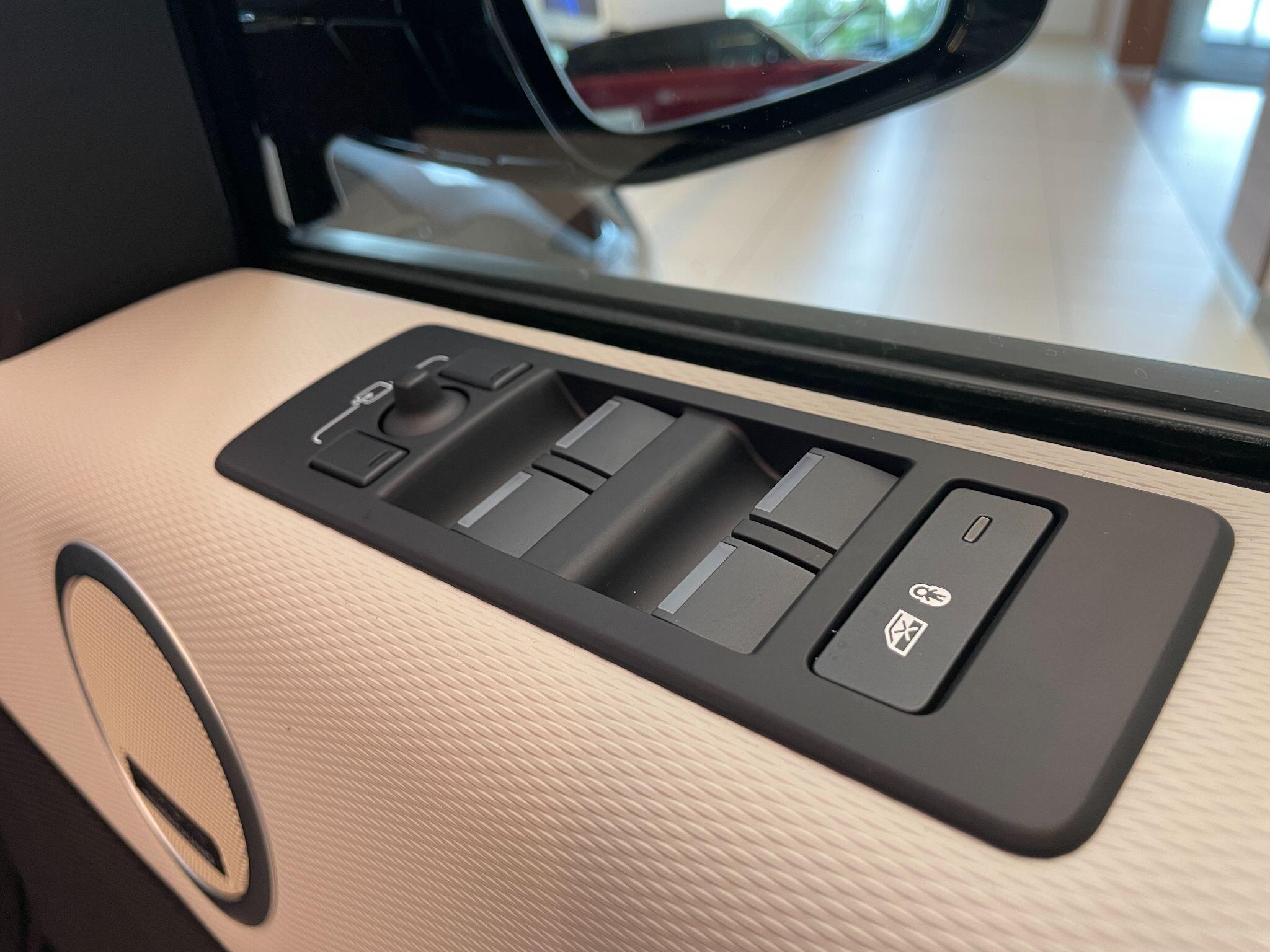 Land Rover Discovery view 19