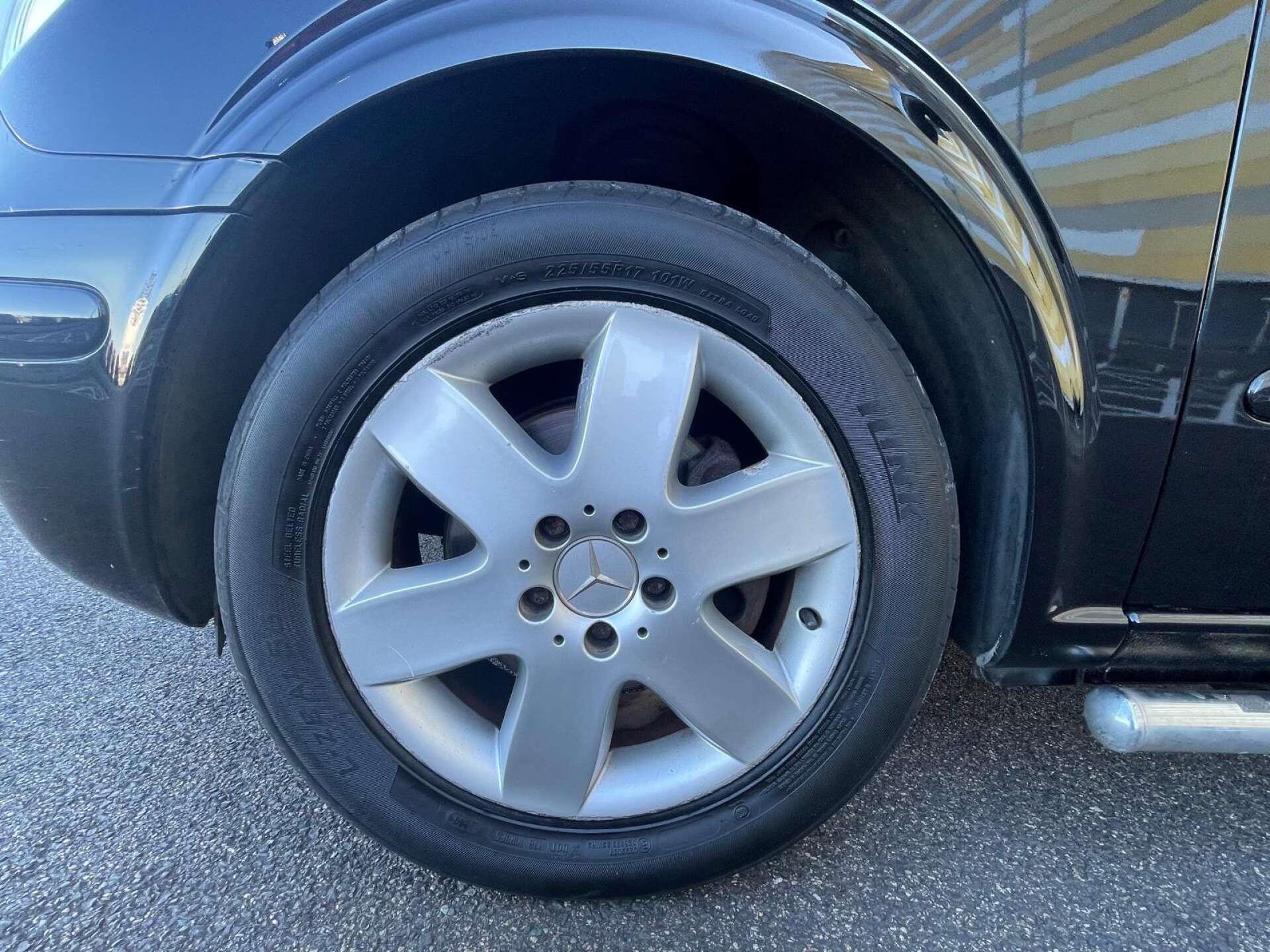 Mercedes-Benz Viano view 3