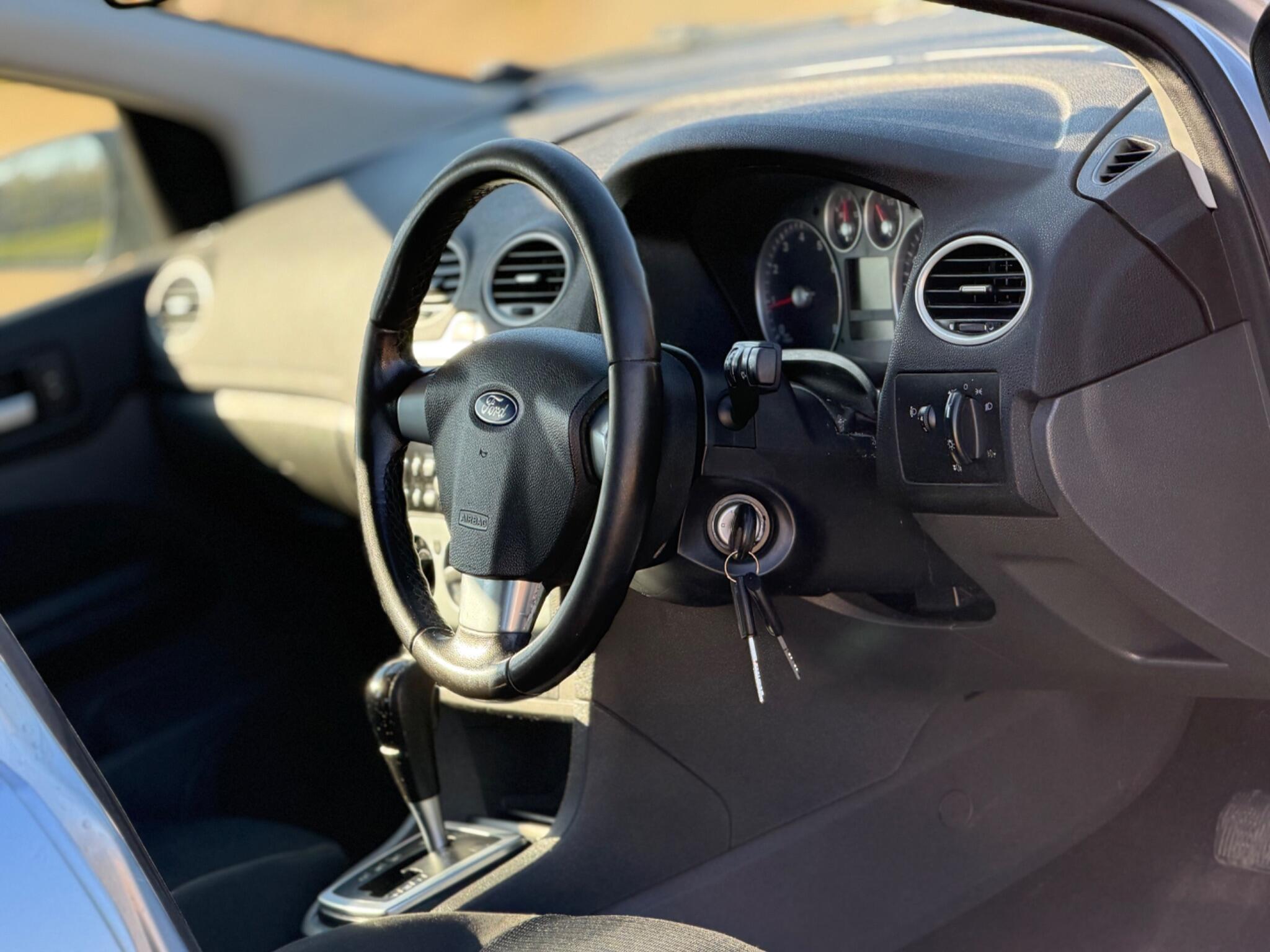 2006 Ford Focus 1.6 Zetec Climate 5dr image 18