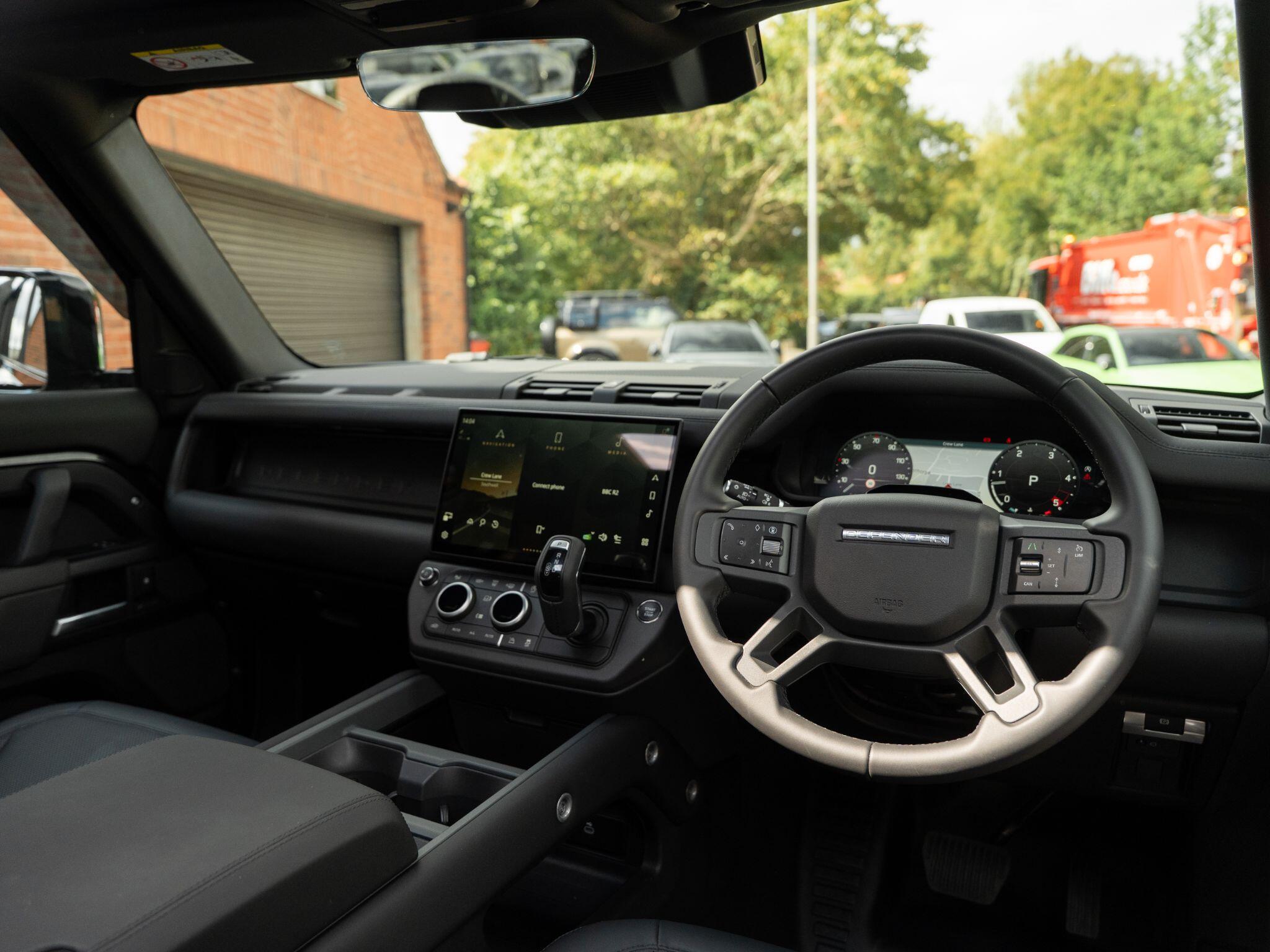 Land Rover Defender 110 view 43