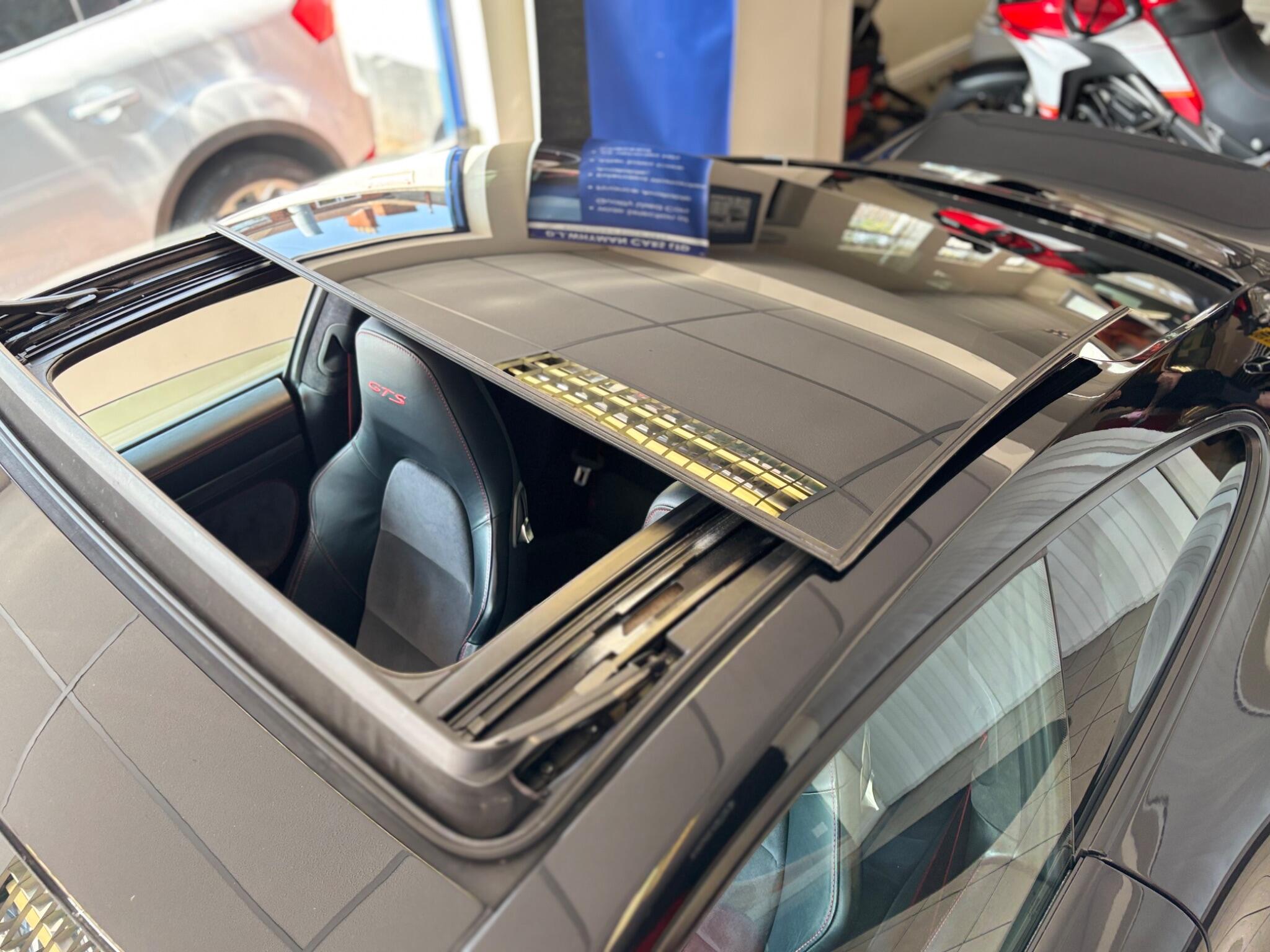 Porsche 911 view 34