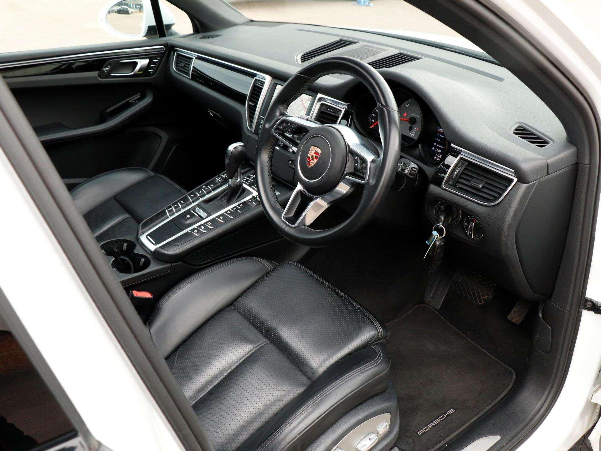 Porsche Macan view 11