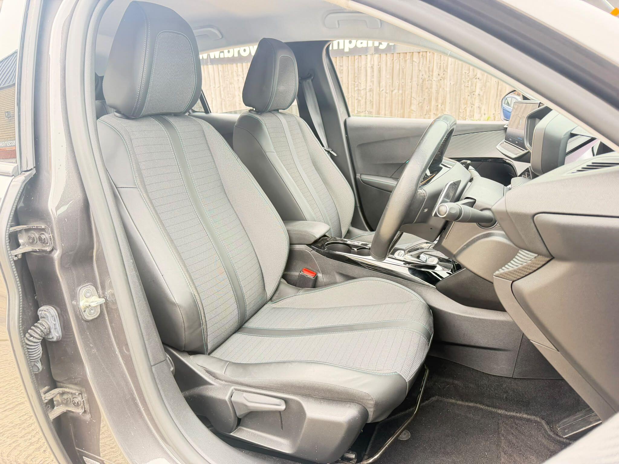 Peugeot 208 view 13