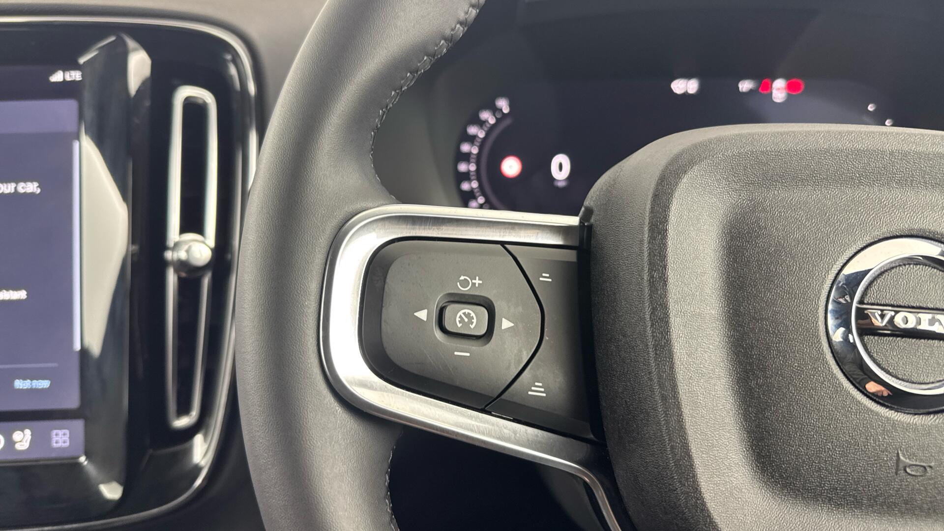 Volvo EX40 view 32