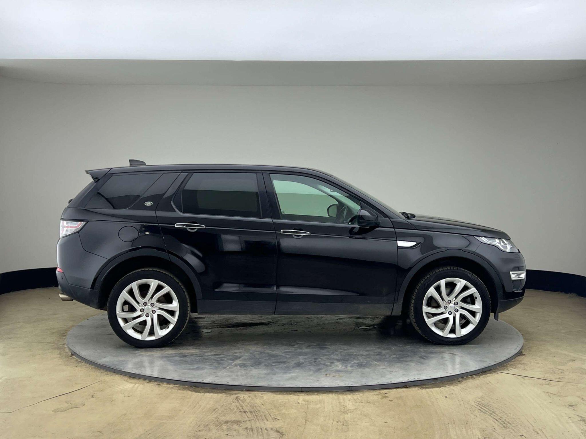 Land Rover Discovery Sport view 3