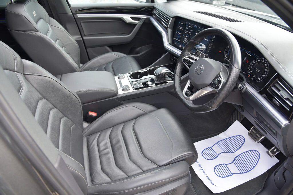 Volkswagen Touareg view 20