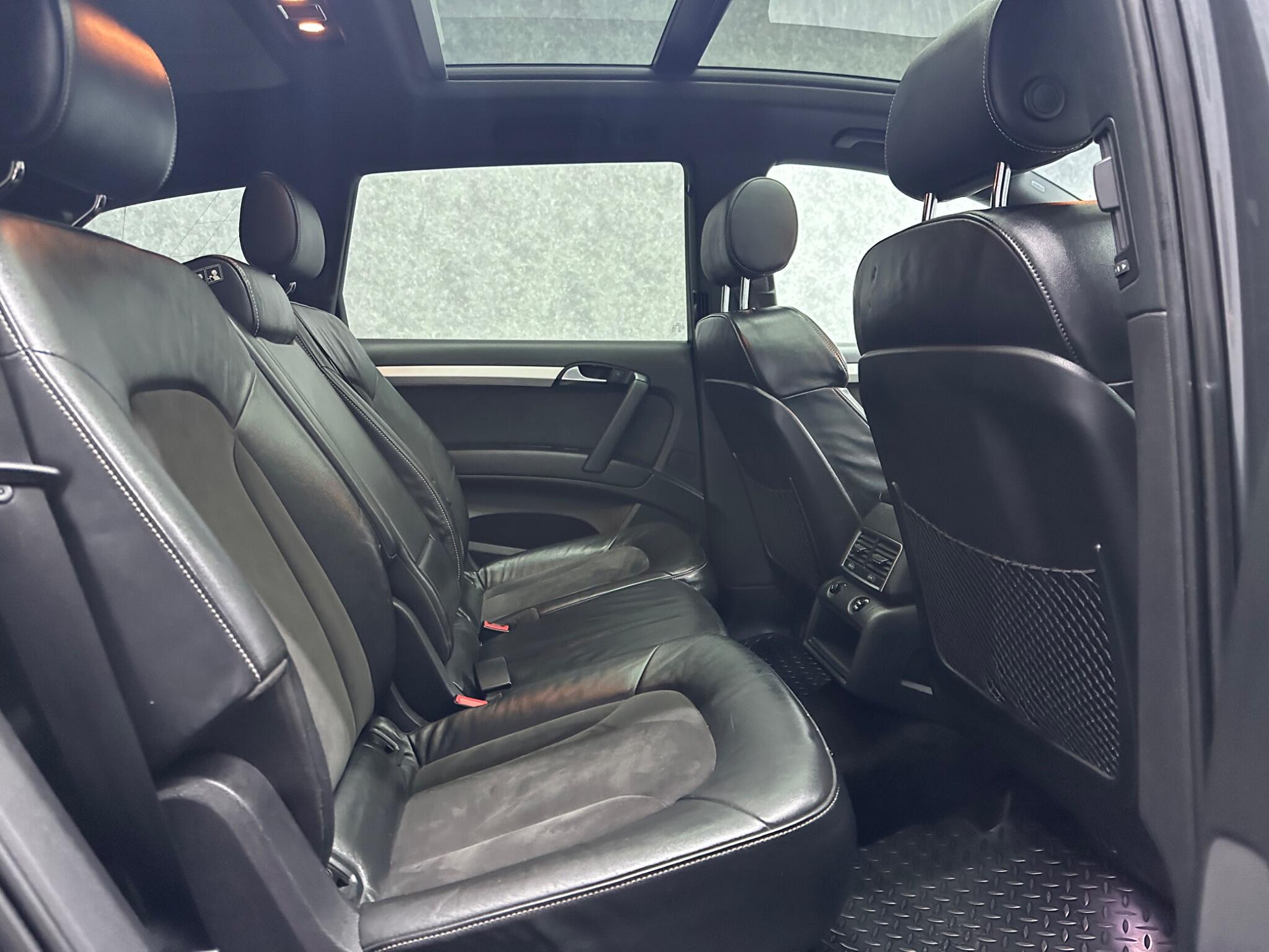 Audi Q7 view 10