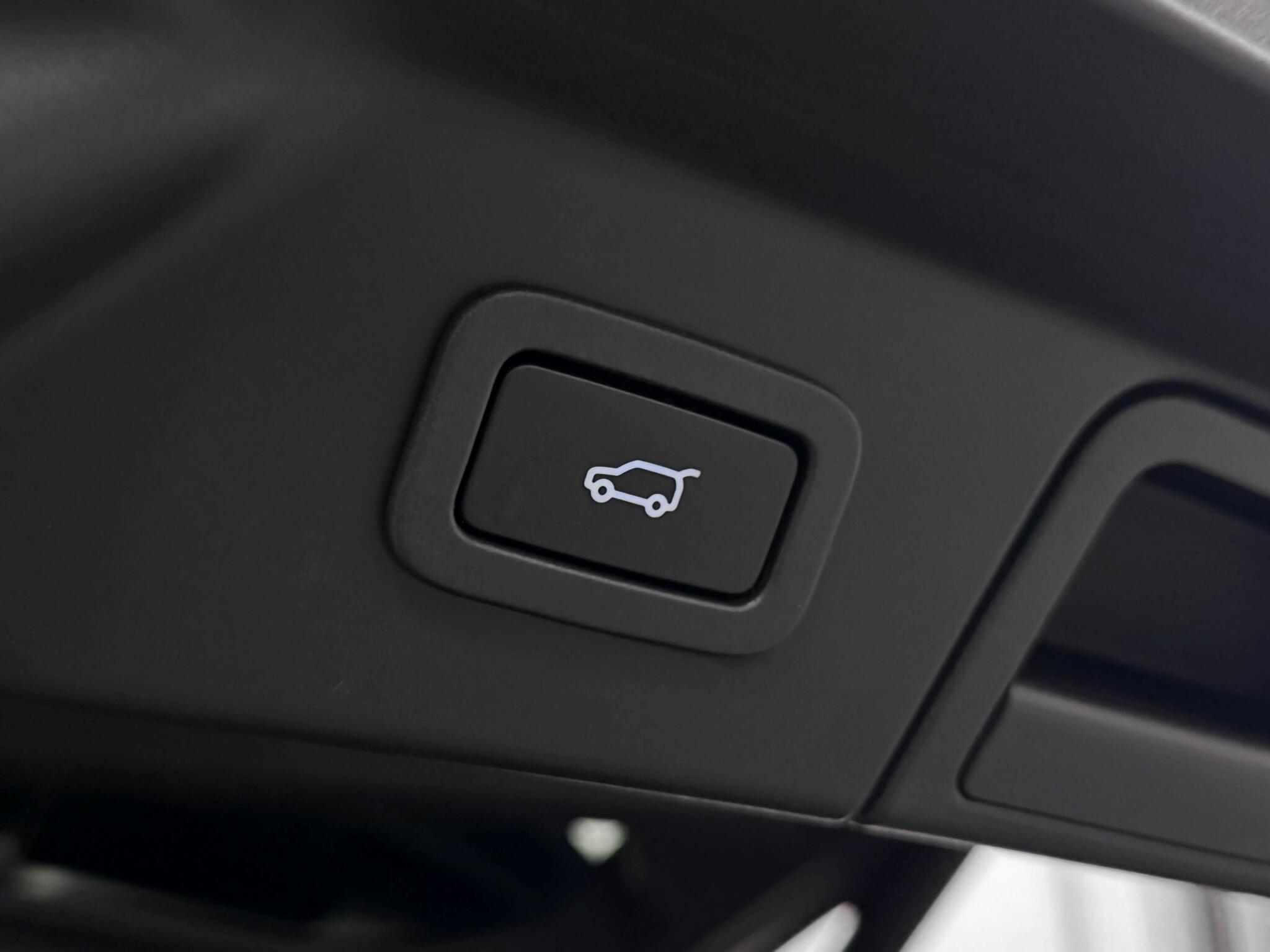 Land Rover Range Rover Velar view 8