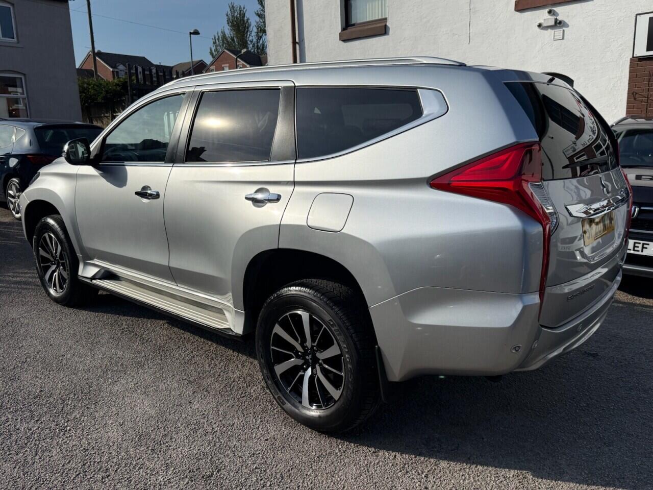 Mitsubishi Shogun Sport view 15