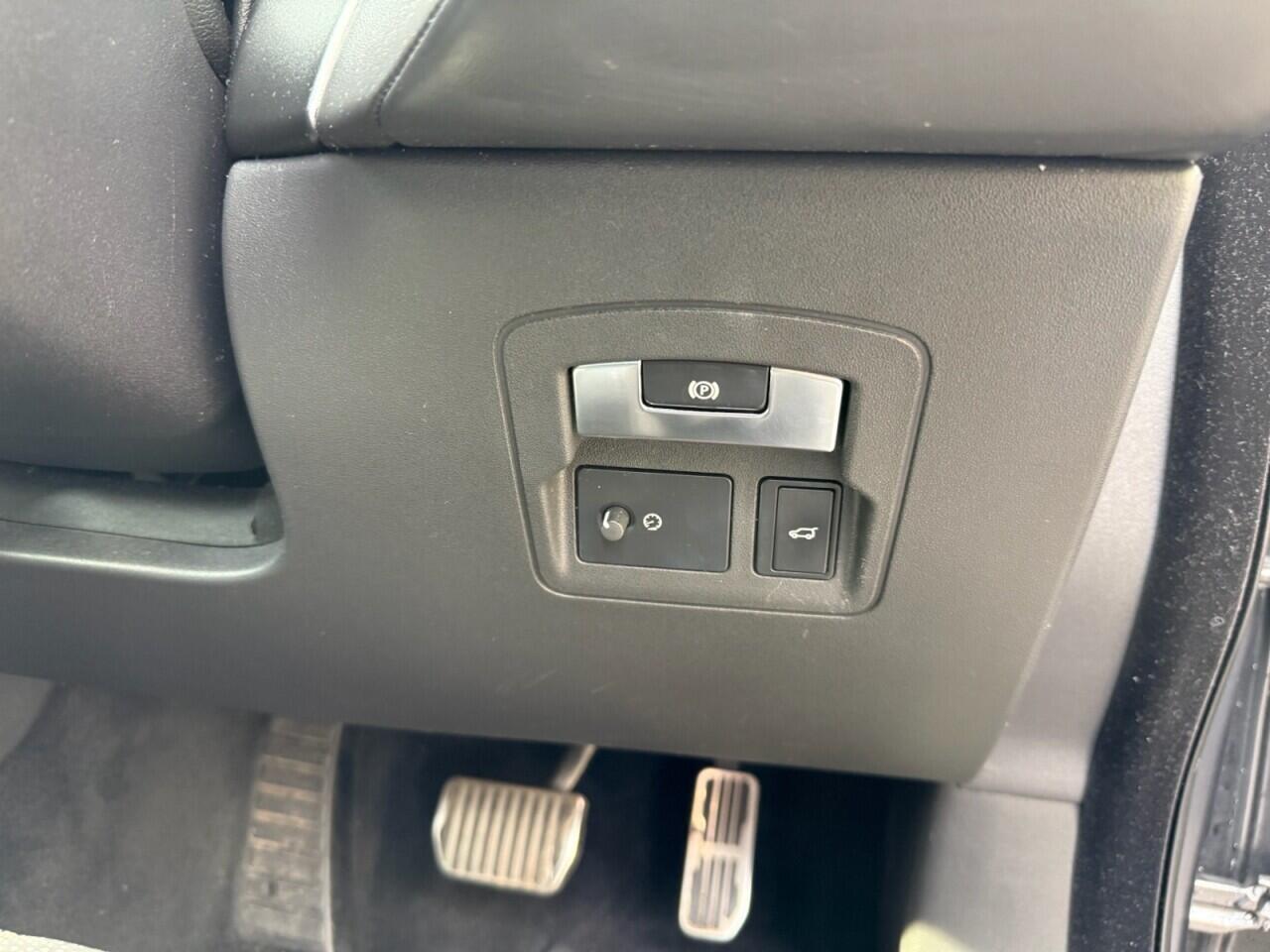 Land Rover Range Rover Velar view 18