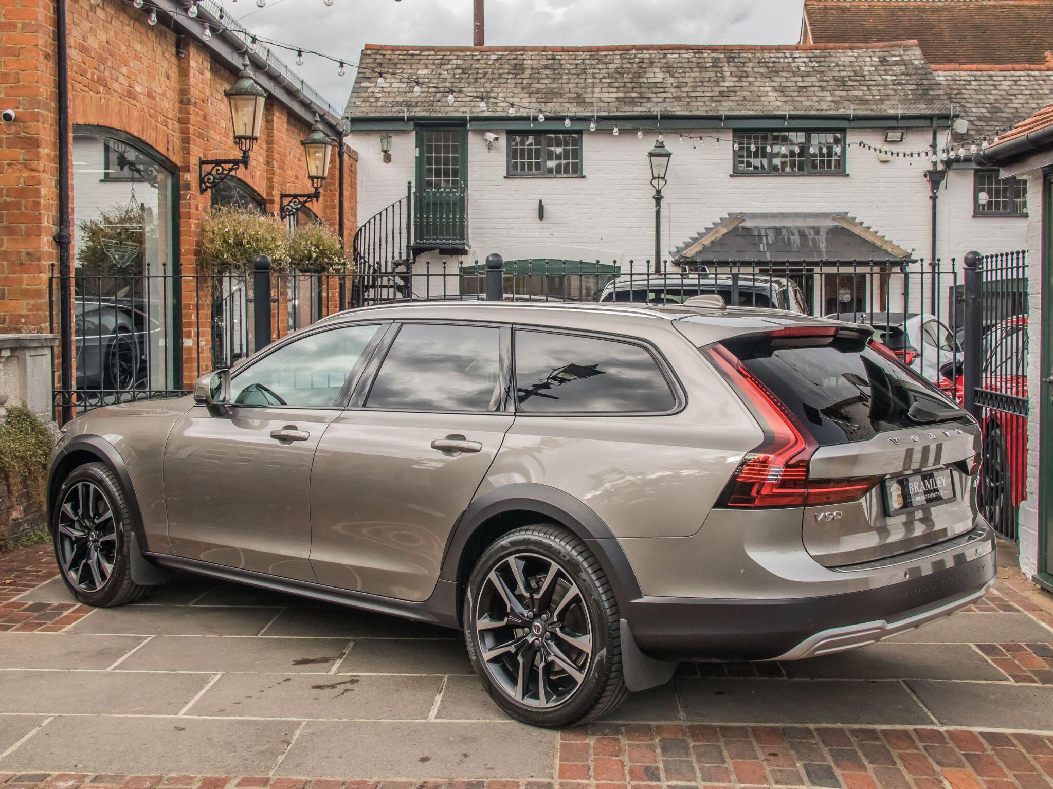 Volvo V90 Cross Country view 7