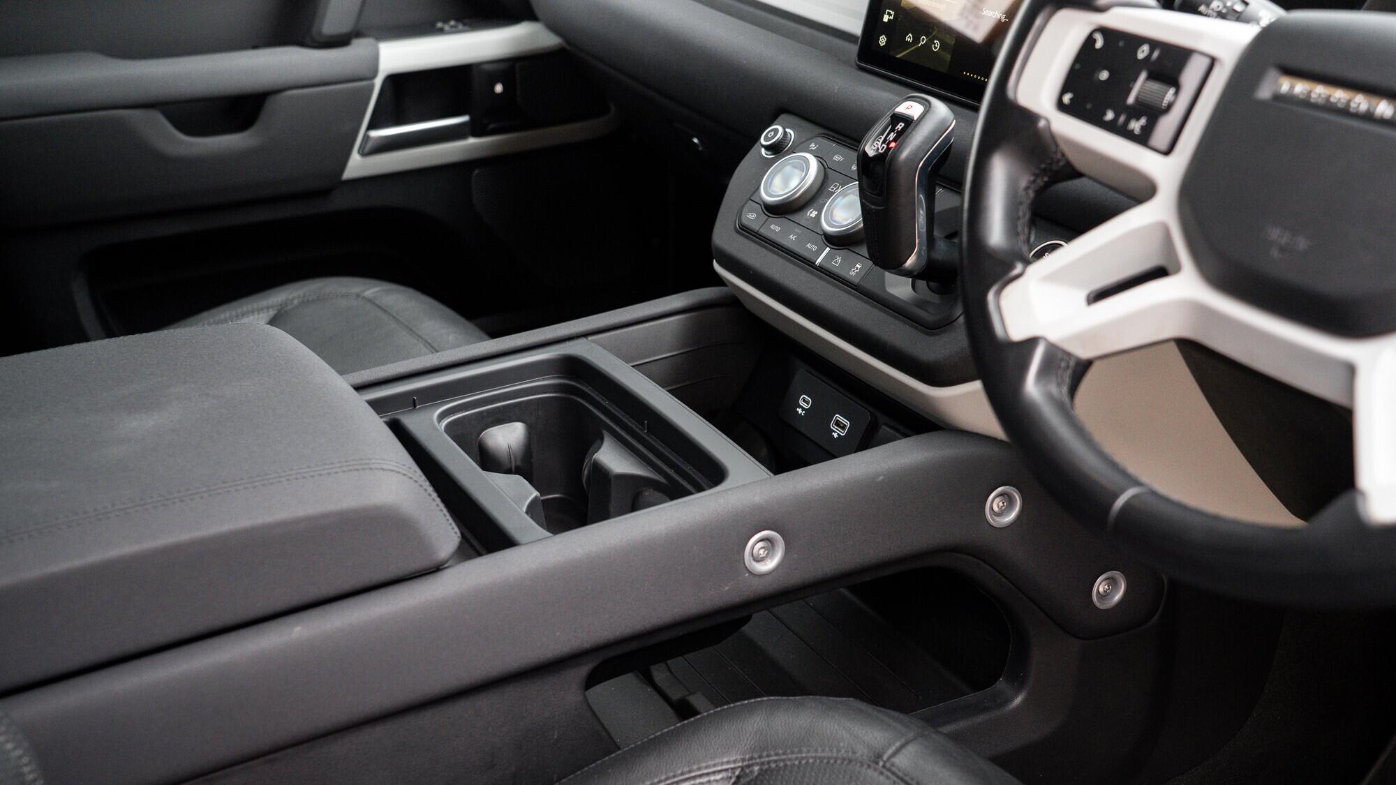 Land Rover Defender 110 view 23
