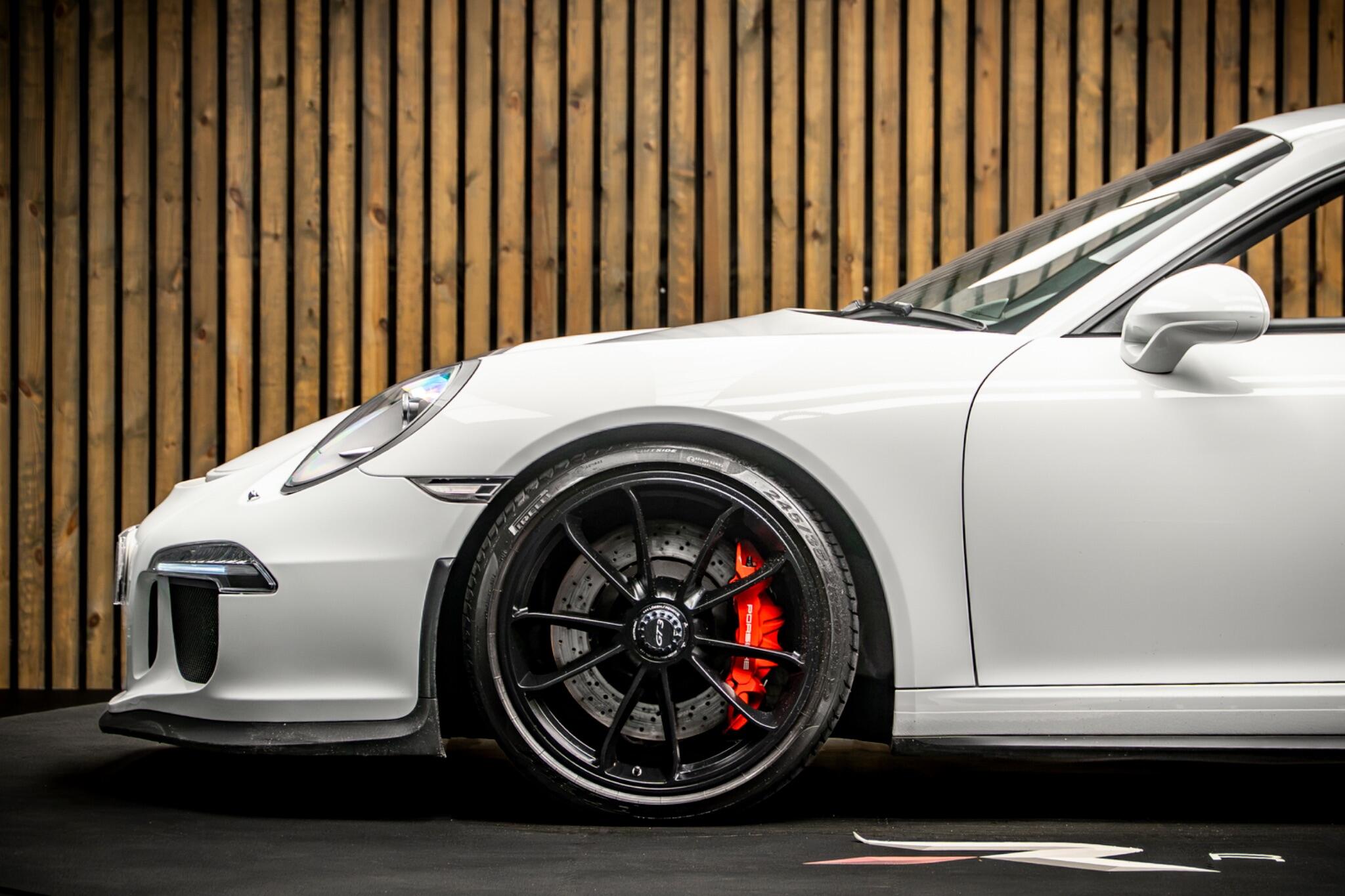 Porsche 911 view 9