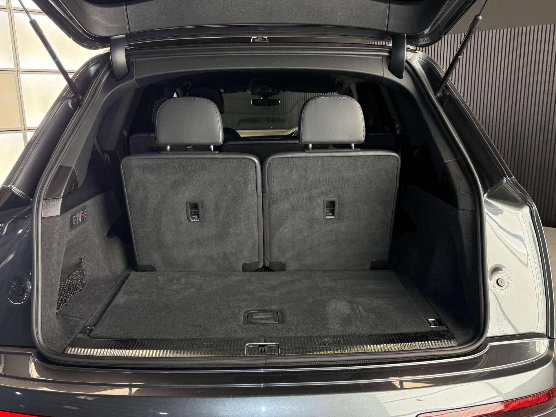 Audi Q7 view 13