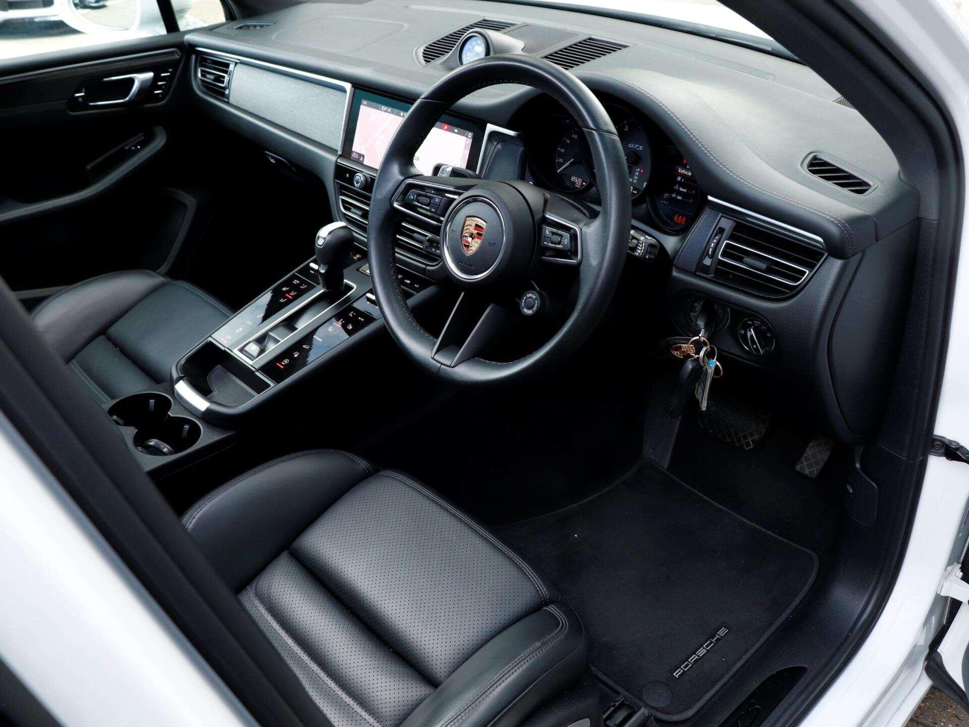 Porsche Macan view 10