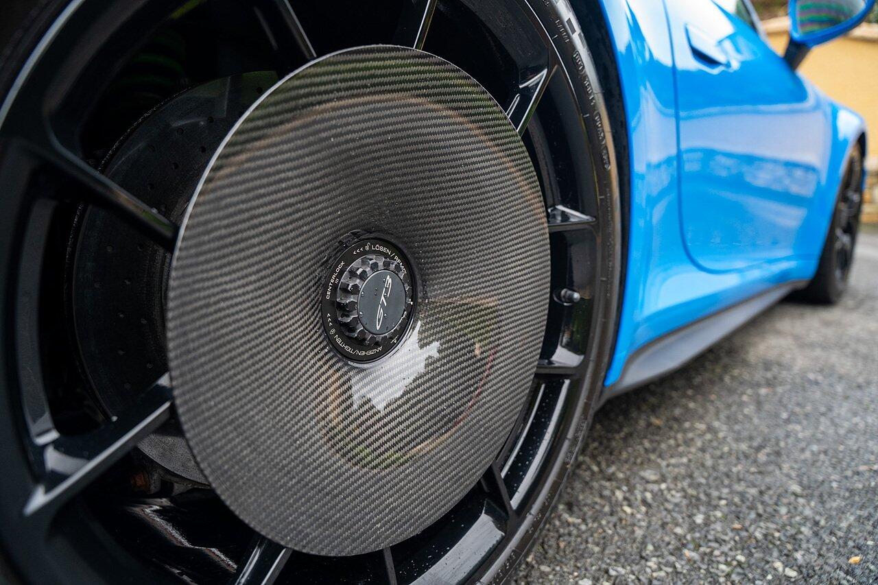 Porsche 911 view 7