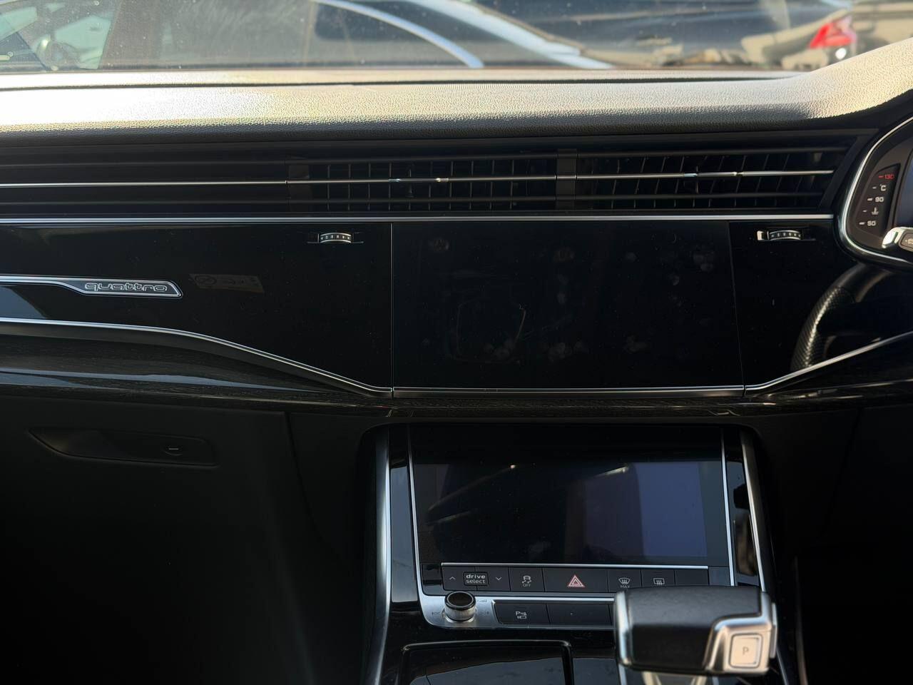 Audi Q7 view 22