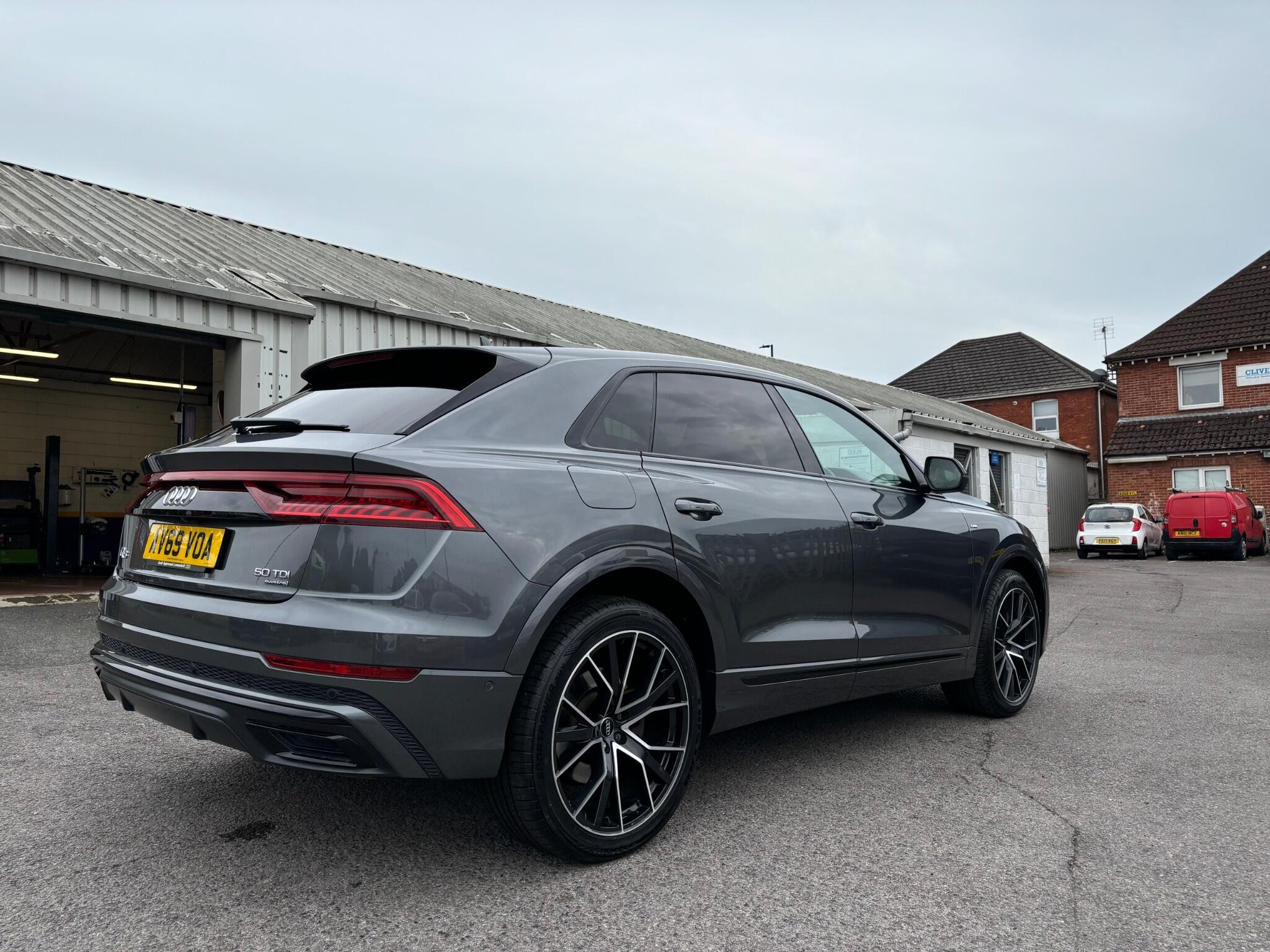 Audi Q8 view 4