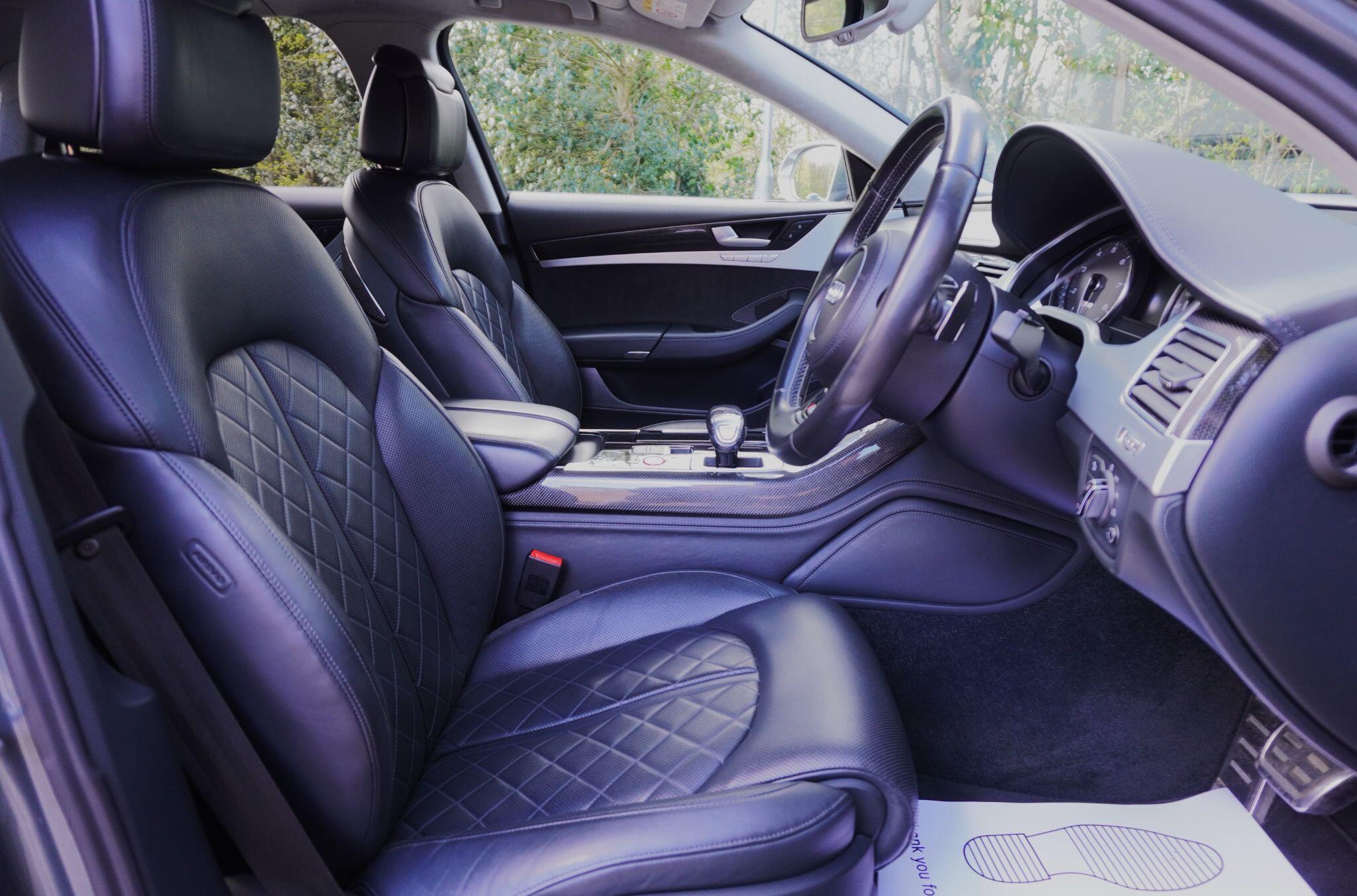 Audi S8 view 10
