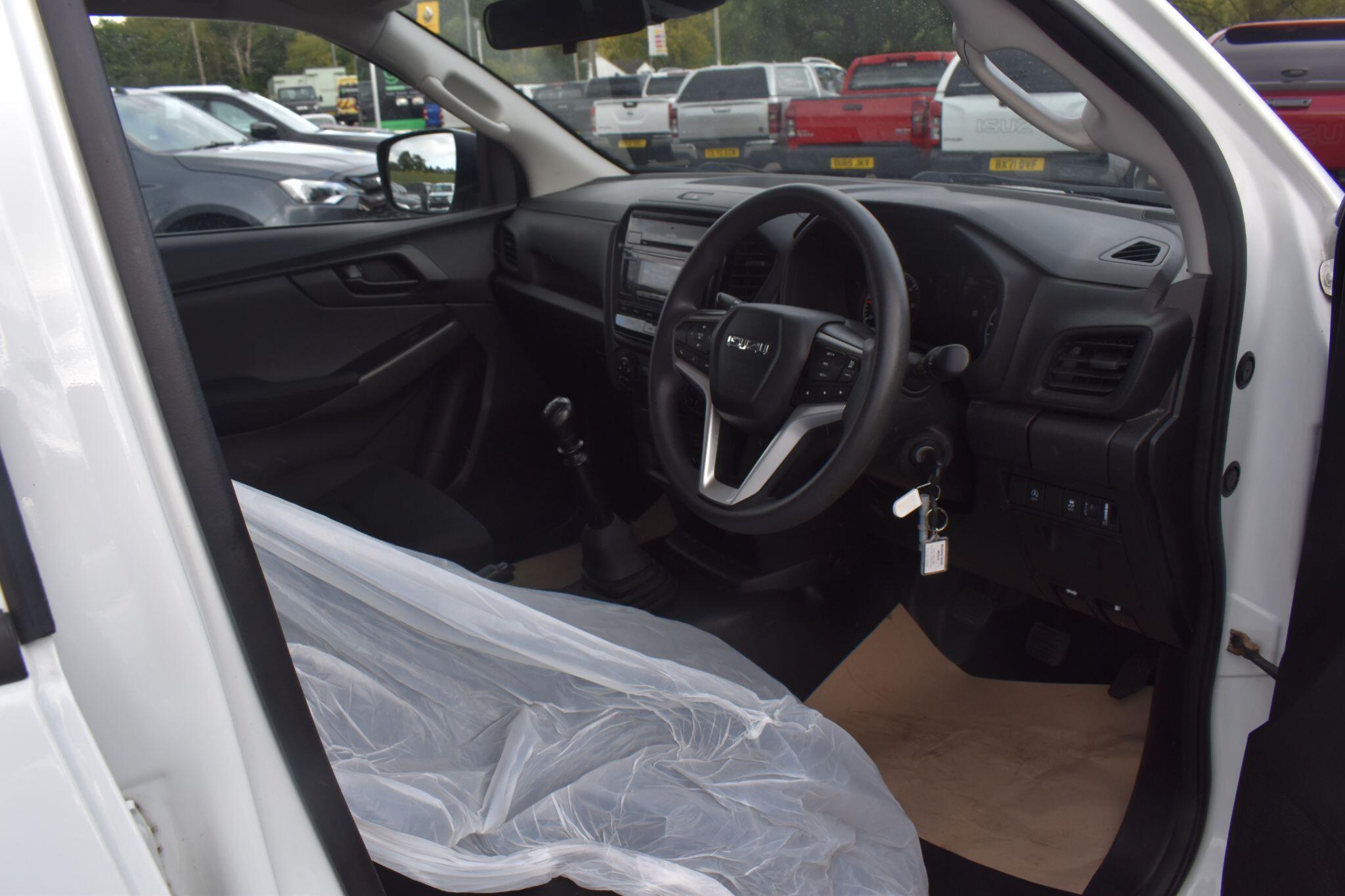 D-Max - 1.9 TD Utility 4WD Euro 6 (s/s) 4dr - Image 23