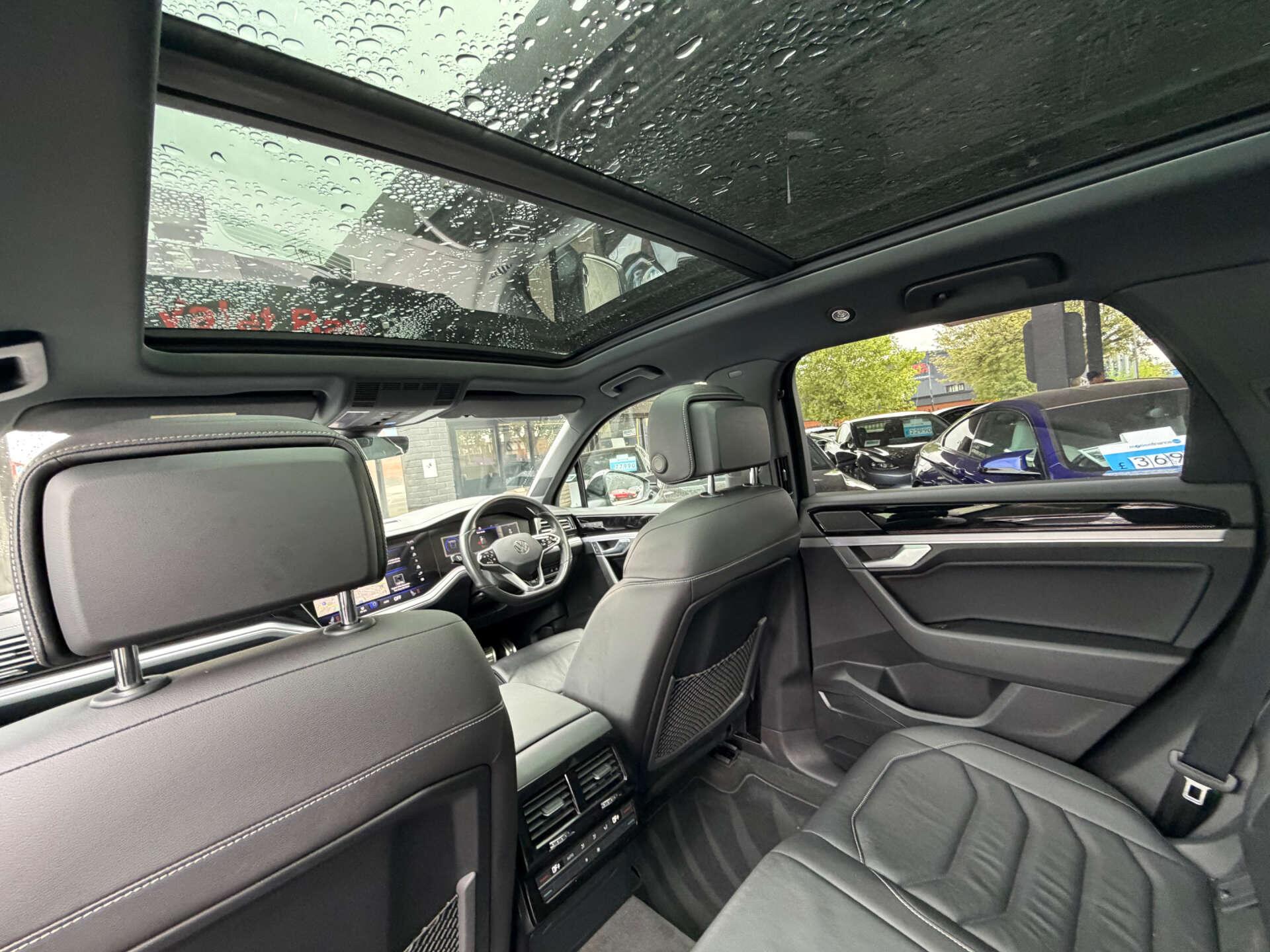 Volkswagen Touareg view 16