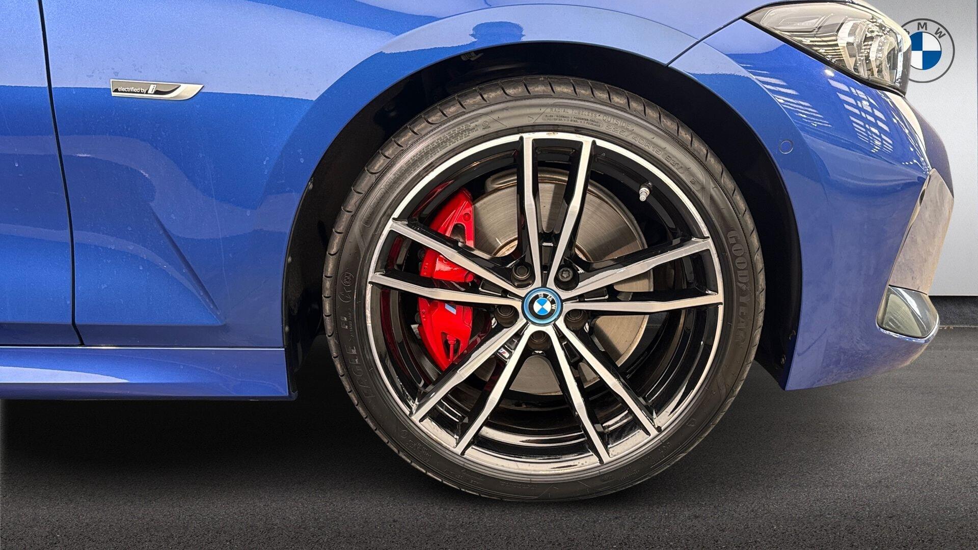 BMW 3 Series view 14
