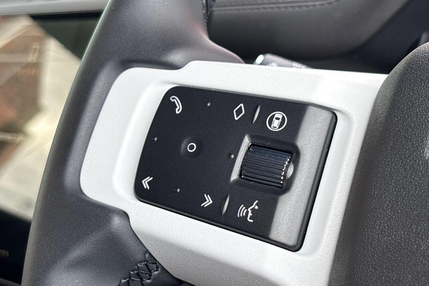 Land Rover Defender view 32