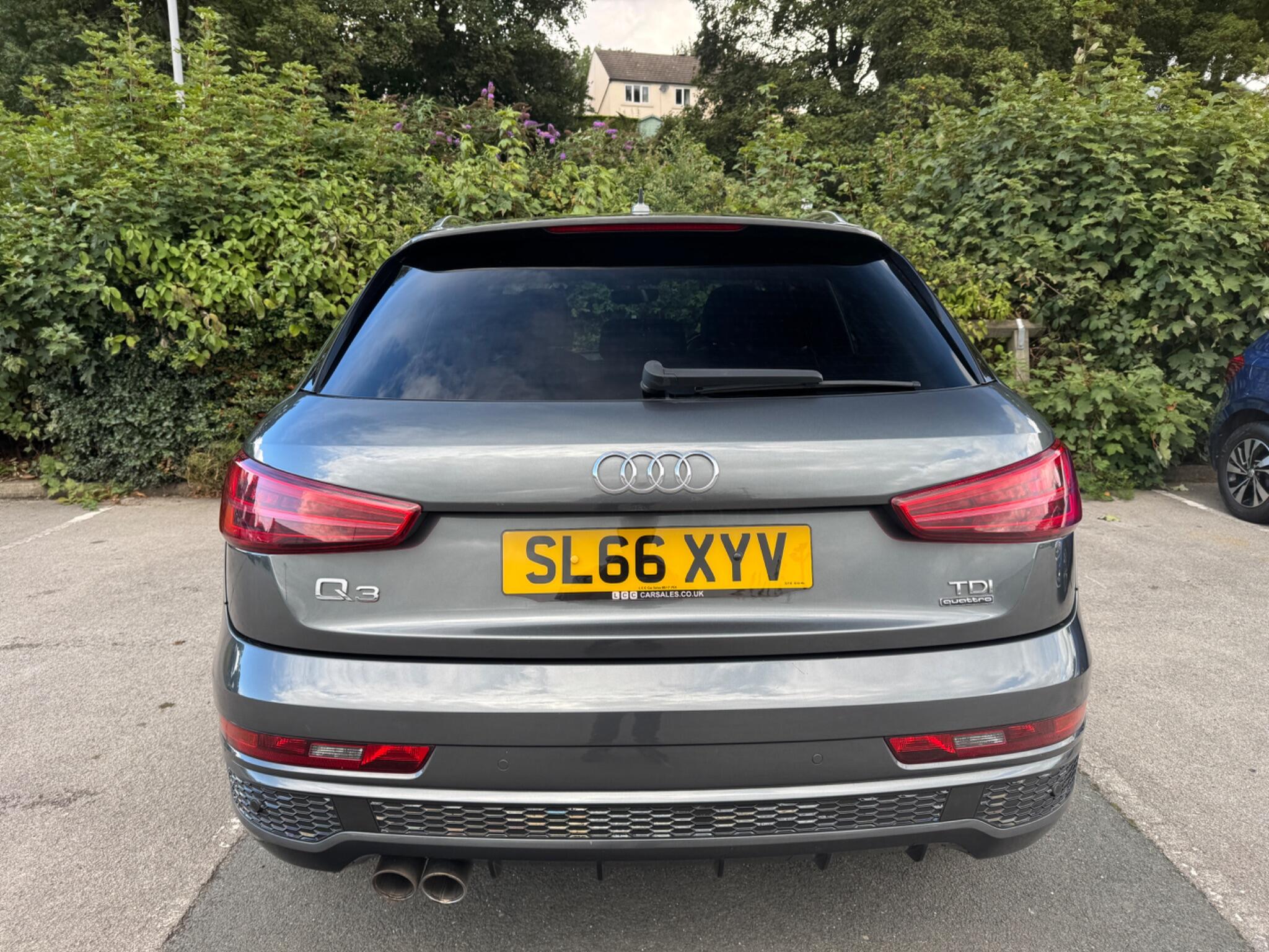 Audi Q3 view 8