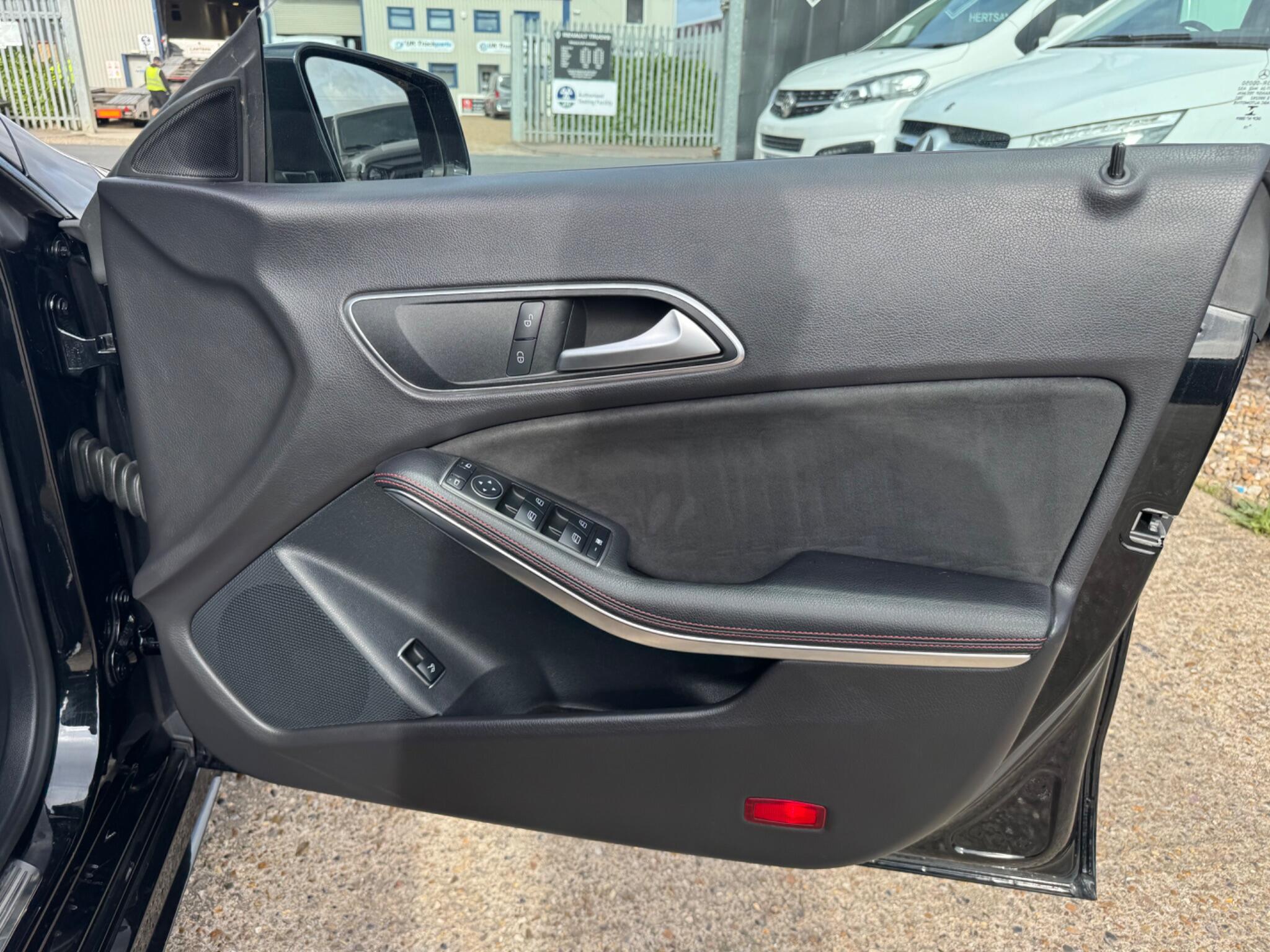 Mercedes-Benz Cla view 33
