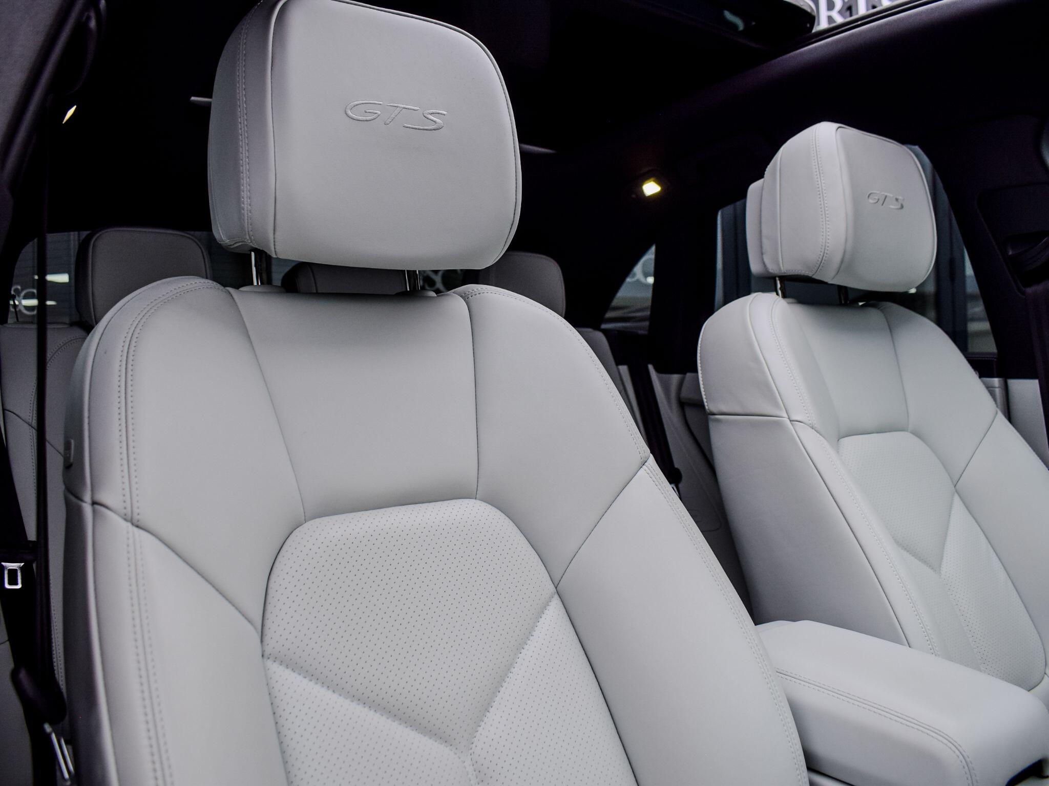 Porsche Macan view 14