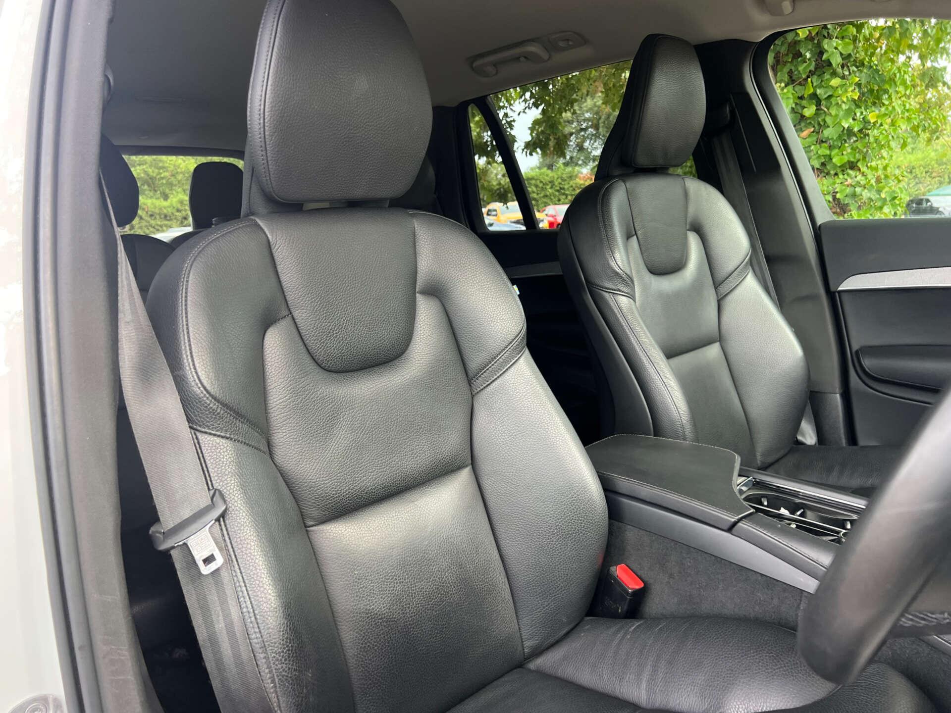 Volvo XC90 view 8