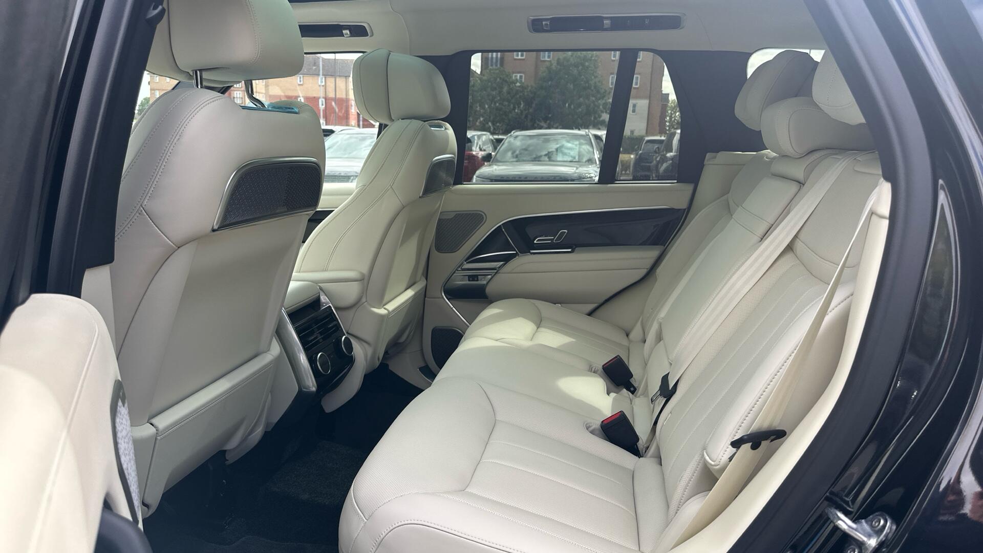 Land Rover Range Rover view 14