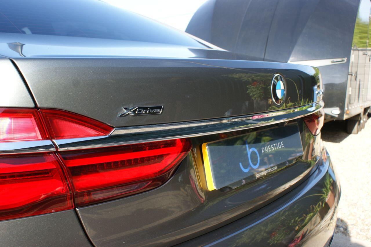BMW 7 Series view 18