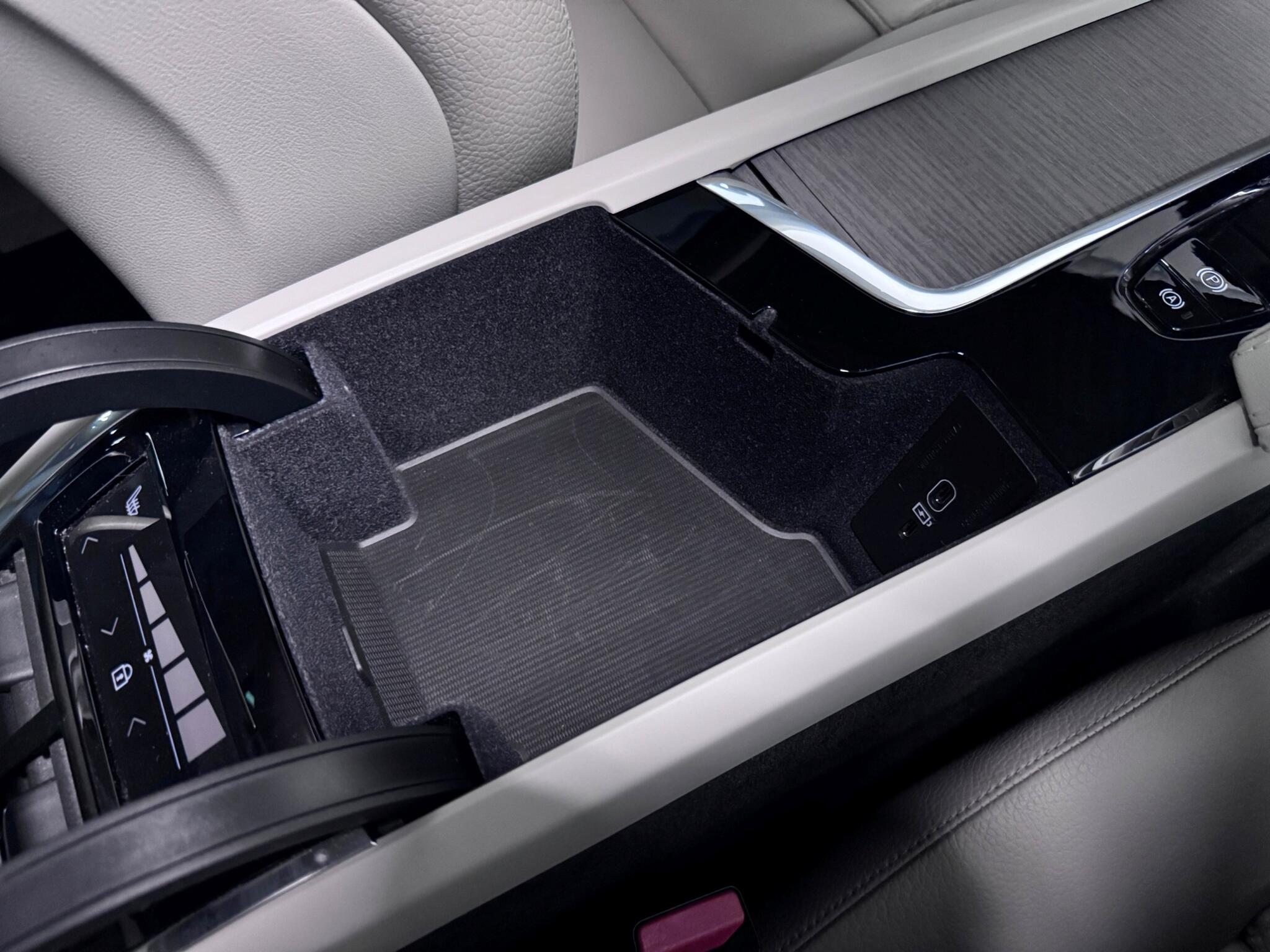 Volvo XC90 view 40