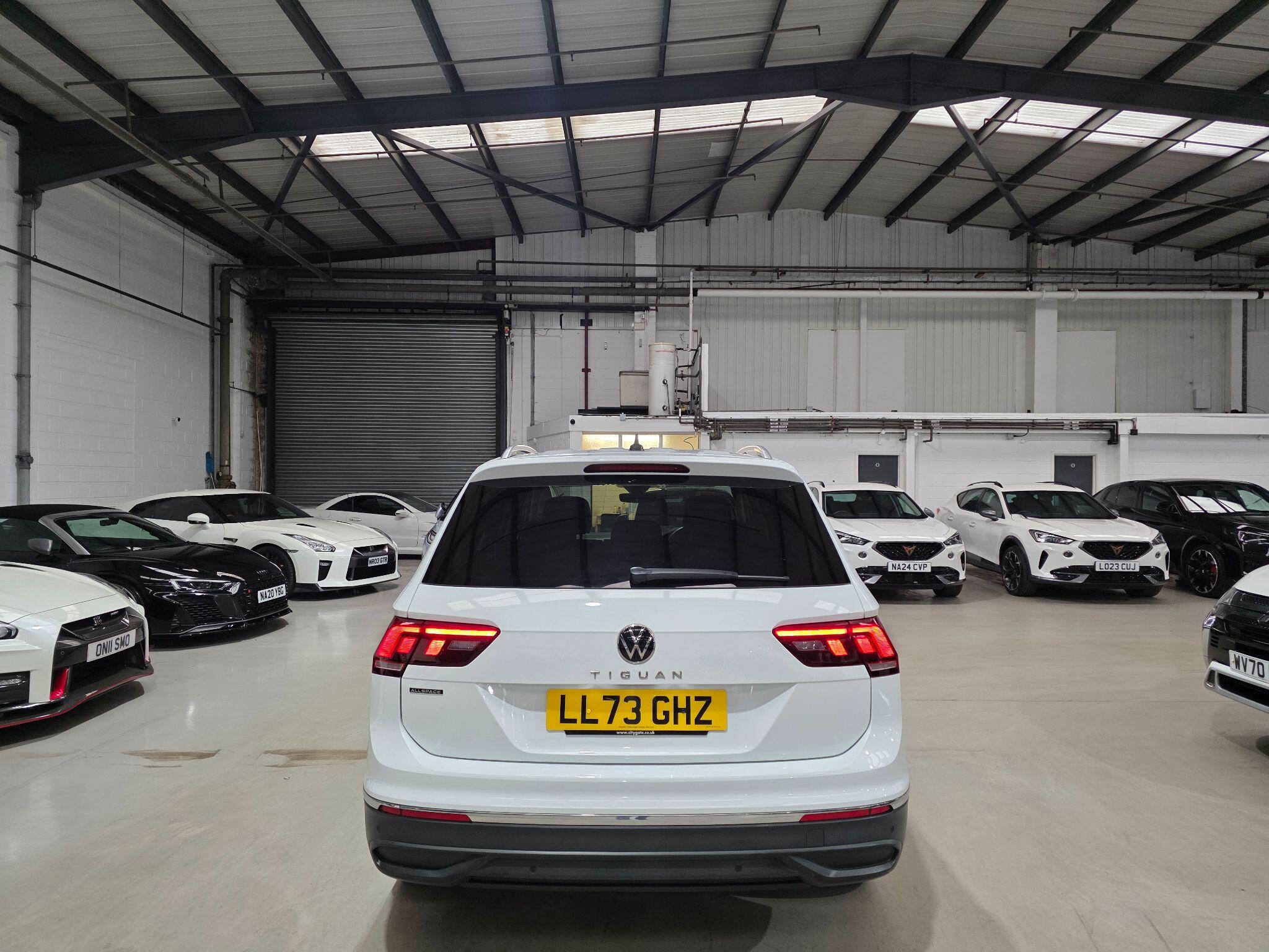Volkswagen Tiguan Allspace view 4