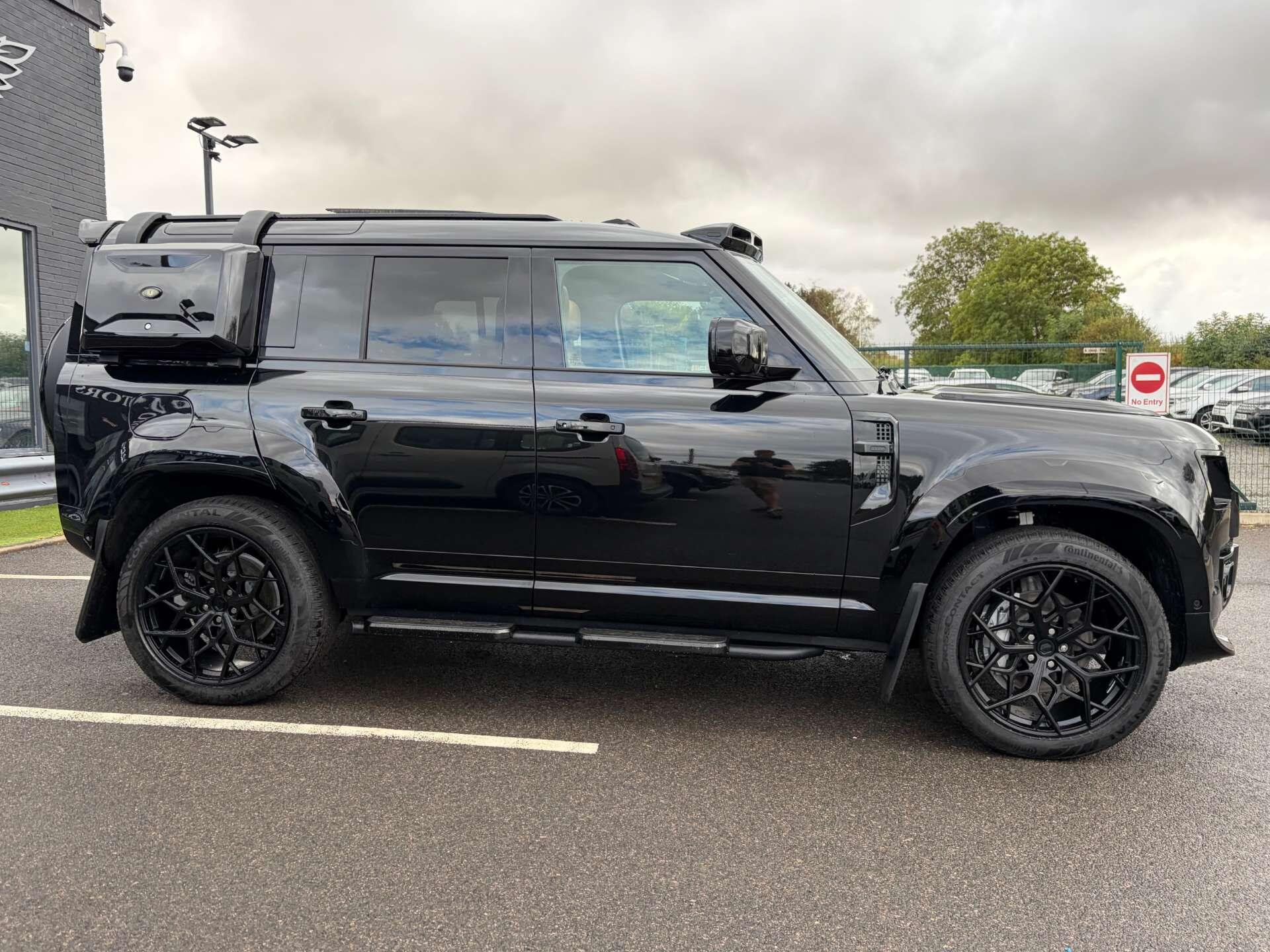 Land Rover Defender 110 view 9