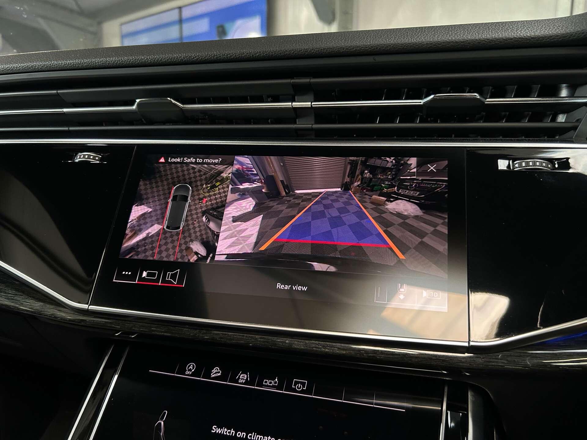 Audi Q8 view 15