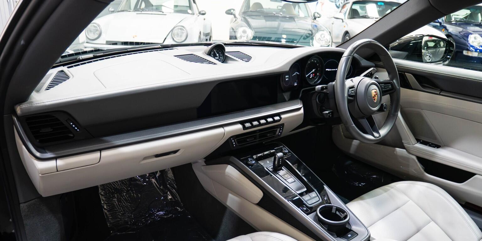 Porsche 911 view 17