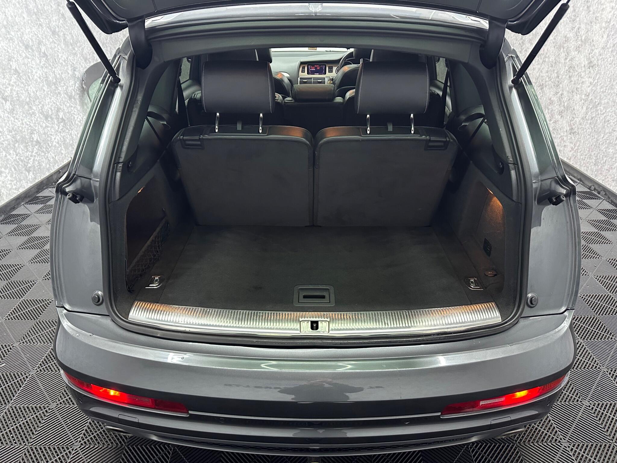 Audi Q7 view 14
