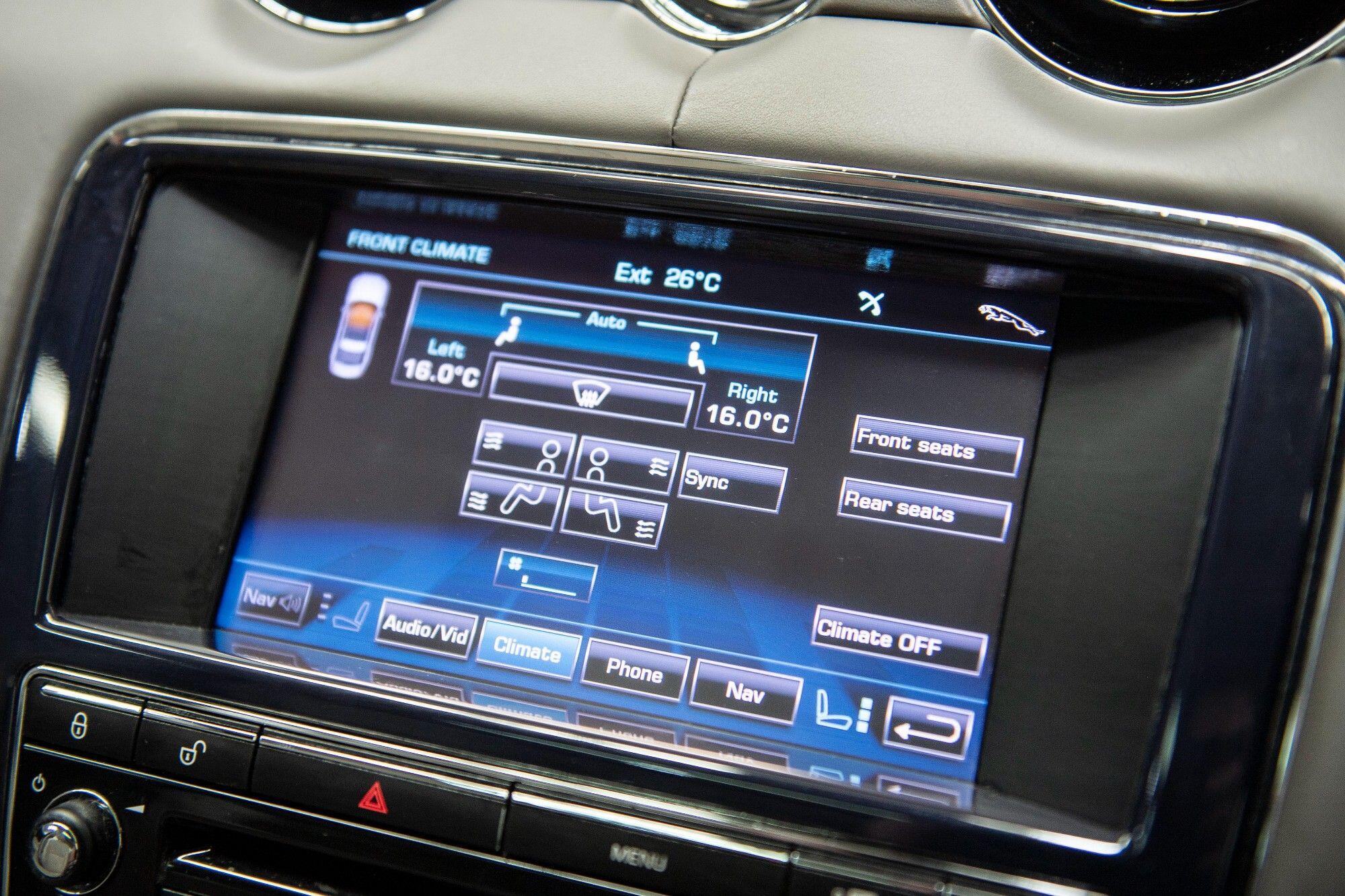 Jaguar XJ view 31