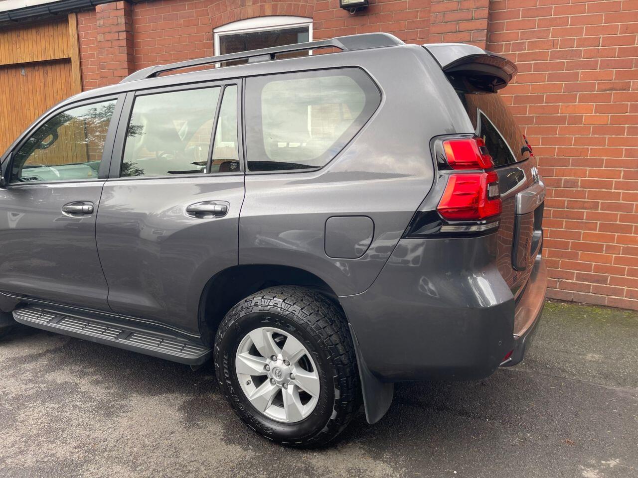 Toyota Land Cruiser view 11